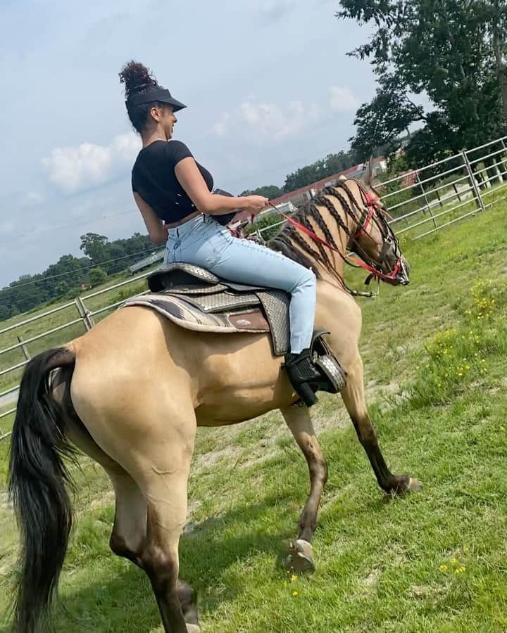 Brittany Rennerのインスタグラム：「Meet my gal pal and Tennessee Walker, Spirit 🤠👁✨ YEEHAW FOR MY NEW HOBBY!!! Man oh man it’s so humbling being in the presence of these stunning creatures. I’m looking forward to learning more about horses, their care, and riding!!! Thank you for telling us about this special place @wildwestjc! We had a magical experience @704horsemen 🐎 you gentlemen were so welcoming, professional, and tons of fun. See you guys again soon…like…in a few days with apples too 🍏🥰🍎」
