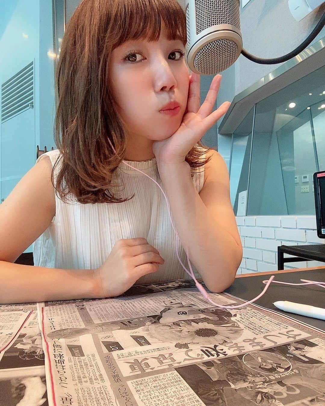 黒田りささんのインスタグラム写真 - (黒田りさInstagram)「💗 . 毎週日曜あさ8時からの生放送！ weekend more radio!サン8📯 . 星屑ロンリネスのMCはなさんと 愉快なスタッフさんたちと楽しくお送りしていますっ🙌💫 . いつもたくさんのメッセージ ありがとうございます💌 . 隔週でジャッキーの流儀という 敬愛するジャッキーチェンの名作映画のワンシーンから お悩み解決しちゃうというコーナーをお届けしているのですが… 7月でとうとう1年が経ちました🥺🤍 . これからも、ジャッキー愛を語りに語り尽くしてゆきますので ジャッキーだいすきな方も、知らない方も ぜひぜひ、チェックして下さい😽💗 . . 最後のはなさんのギャグ動画もみてね🥰 . . #サン8#FM福岡#福岡ラジオ#ラジオパーソナリティ#星屑ロンリネス#mcはなさん#黒田りさ#ジャッキーの流儀#ジャッキーチェン#ジャッキーチェンファン#ジャッキーチェン好きな人と繋がりたい#成龍#radio#radiopersonality#fmfukuoka#jackiechan」7月28日 13時23分 - kurorisa_14