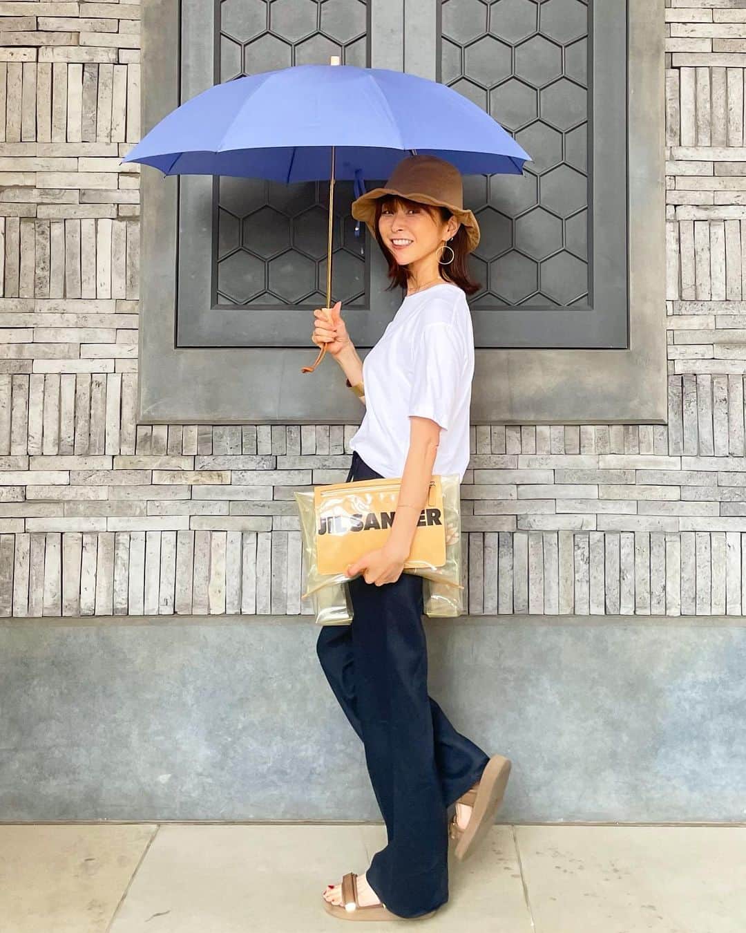 松井美緒さんのインスタグラム写真 - (松井美緒Instagram)「…晴雨兼用の傘を作ったワケ。 . . 誰だって 心が晴れの日だって雨の日だってある。 . . 晴れの日は もっともっと眩しいくらい晴れるように 雨の日は、 無理に晴れなくてもいいから 少しでもその雨から 自分を守ってあげられるように… . . そんな気持ちで作りました。 お手にとっていたたいた方のお守りになってくれていたら嬉しいです。 . チャコールグレーは 在庫0ですがまた入荷します。 折りたたみとしても通常の長いままでも2wayでボタンを留めることができ、袋ももちろん2way。 uvカットは90%以上なので一年通して使っていただけます。 . . パンツは 部屋着やパジャマとして ご紹介させていただいておりますが、 そのまま外出してもおかしくない デザインになっています。 . . かなりスローペースですが これからも 心に寄り添えるようなものを少しずつ作っていきたいと思っています。 なんだか分からないけど 持ってると優しい気持ちになれる…そんなものを作りたいです😊 . . @mix_and_mingle  . . . #ライフスタイル #晴れの日 #笑って #雨の日 #泣いて #無理して元気にならなくていい #自分のペースで  . .」7月28日 13時30分 - mio.matsui