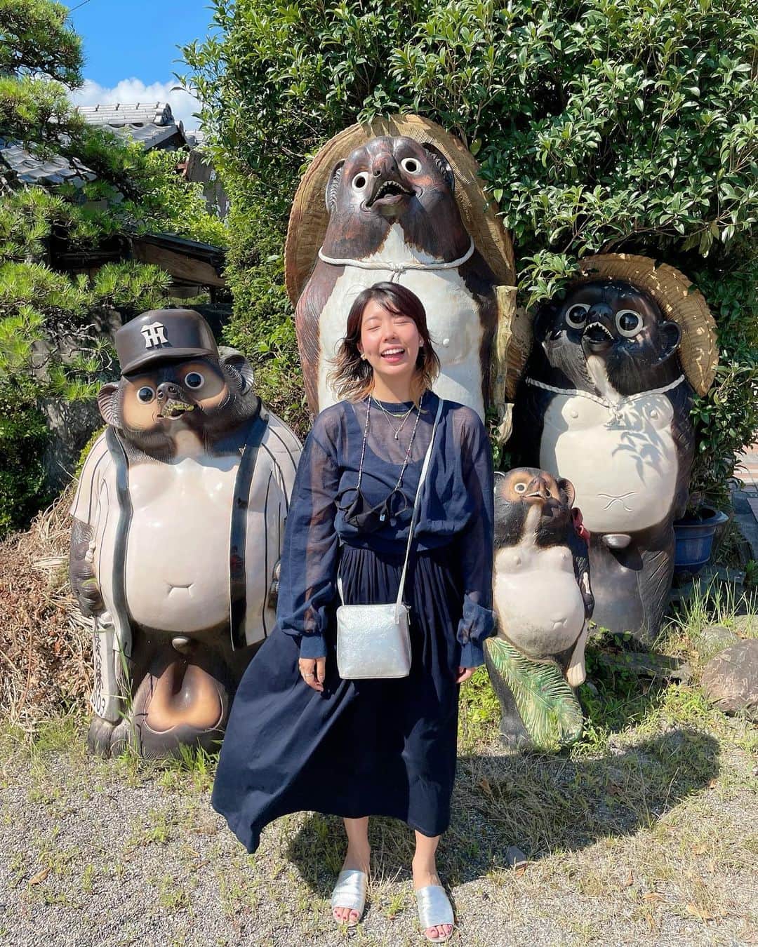 石橋穂乃香のインスタグラム：「たぬきちゃんと同じ顔をしたかったけど太陽に負けた…  I tried to make a same face with the raccoons but the sunshine killed me🤣」