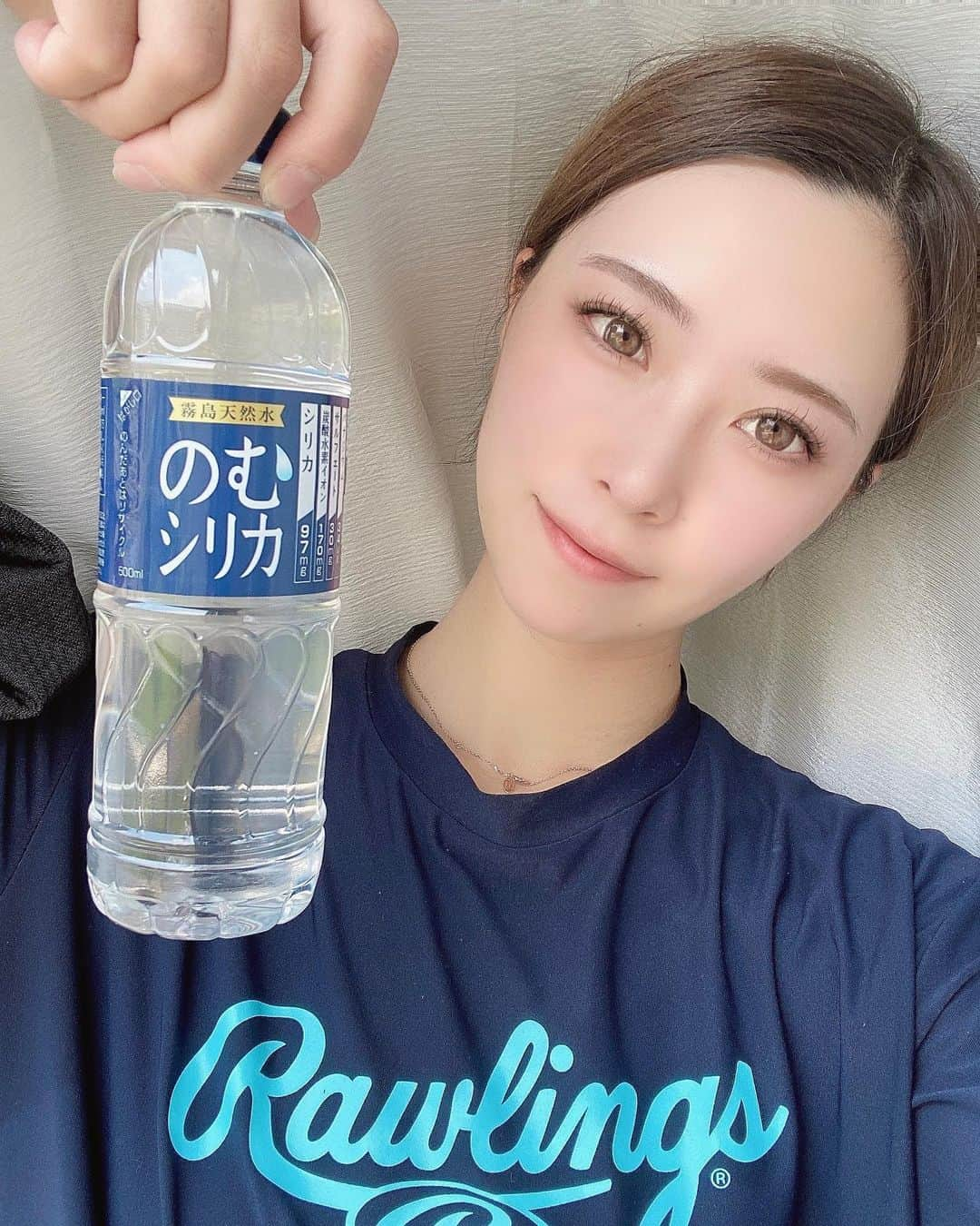 高塚南海さんのインスタグラム写真 - (高塚南海Instagram)「. . 梅雨が明けてから夏本番が やって来ましたね🌴𓈒  . 喉が乾いた時には遅いので 皆さんこまめに水分を取りましょうね👋 私も気をつけよう😮‍💨 . . 同じ水を飲むなら身体に良いものを 取りたいですよね👐  のむシリカは４大ミネラルの含有量が多く、 新陳代謝が上がって肌質改善になったり デトックス効果もある事で体質改善もできて 中からキレイになれる🌿 . 代謝が悪くて汗をかきにくい人は 気をつけてくださいね!! お出かけしてる時とかって汗シミとか 気になるし汗かきたくない派の私なんですが笑 汗をかくことで体の熱を調節したり、 体の有害物質を出す事ができるから 代謝は運動だったり、摂取するもので 良くしておくべきかも😵‍💫 . のむシリカは料理でも使えるから 食事から取るのも良いかもですね!! . . @nomusilica_official    #シリカ #シリカ水 #のむシリカ #supported  #代謝  #梅雨明け  #熱中症対策  #夏バテ  #夏野菜カレーが食べたくなる」7月28日 14時07分 - southsea28