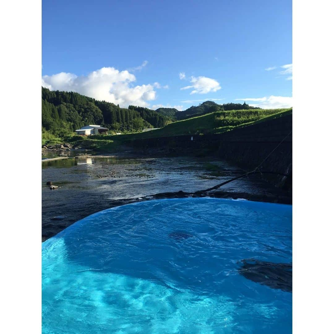 財前直見さんのインスタグラム写真 - (財前直見Instagram)「🍙 【川涼み】 #竹田 、#河川プール 、#水温16度 、#癒し 、#涼 、#名水 🍙 #財前直見 #🍙」7月28日 14時09分 - naomi_zaizen_official