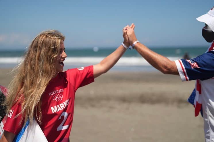 キャロライン・マークスのインスタグラム：「First Olympics ever complete ✅ bummed I just came up short of a medal but It’s been such an surreal and incredible experience to feel the Energy of being on the @olympics stage. I do this because I purely love surfing so much  and that’s what it’s all about! The ocean is the great equalizer and that’s the beauty of our sport. Just wanna say thank you to the whole team who supports me to get here. These past couple weeks are some I will forever remember and Cherish. It was such an honor to represent USA and show the world what surfing is. Massive congrats to my teammate @rissmoore10 for winning gold,  you are not only an amazing athlete but an incredible human inside and out. Thank you to JAPAN for having us! Arigato gozaimasu! 🇯🇵 🇺🇸 ❤️」