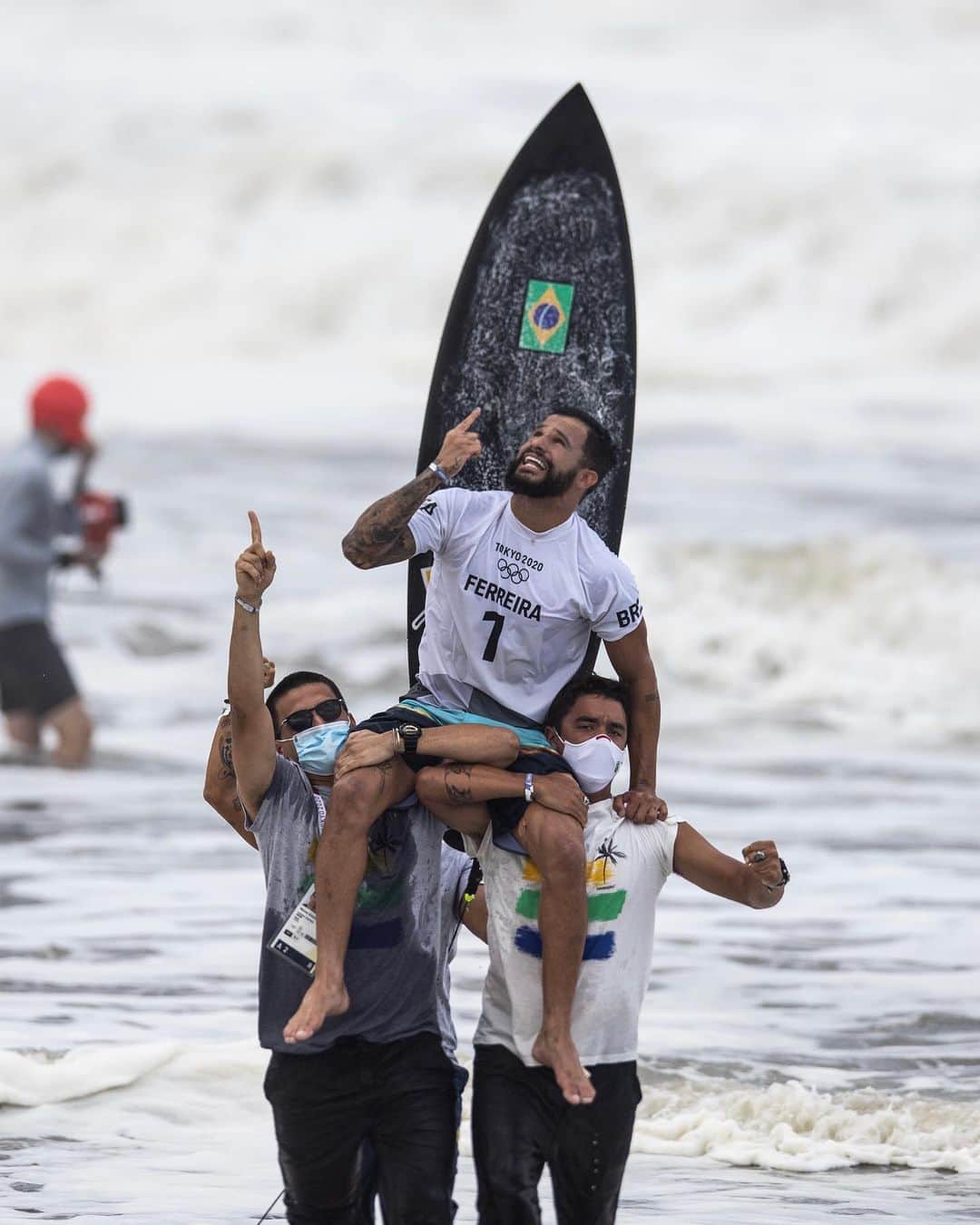 イタロ・フェレイラのインスタグラム：「FIZEMOS HISTÓRIA NO SURF.🥇🙌 Nordeste no top do mundo! #surf #gratidao (📸 @jonneroriz )」