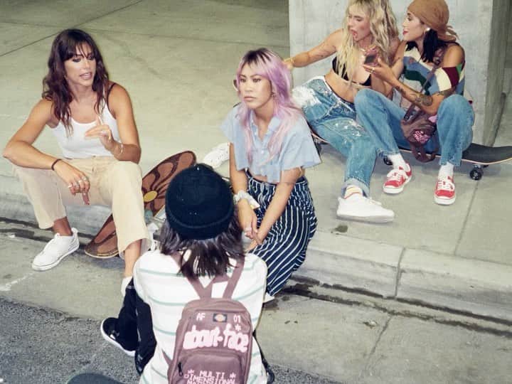 Halseyのインスタグラム：「@aboutfacebeauty x @dickies  aboutface.com  Video by: @logansrice  Photos by: @donslens  Music by: @les_boysband  Featuring: @allysha.le, @jujuama, @myriahrose_, @lucyjean333, @manatweeek, @eliettesingleton, @andreytarasovs, @shaysandiford  Makeup by: @missmomua  Styling by: @lynalyson_  Hair by: @michi.suzuki07」