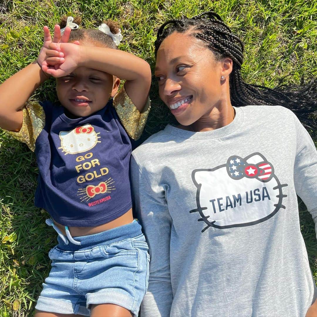 アリソン・フェリックスのインスタグラム：「Miss soaking up the sun and summer fun in between training for the Games. Mama is going for Gold, Cammy! 💛#HelloKittyxTeamUSA. ⁣ ⁣ Shop the collection, link in bio! @hellokitty #ad」