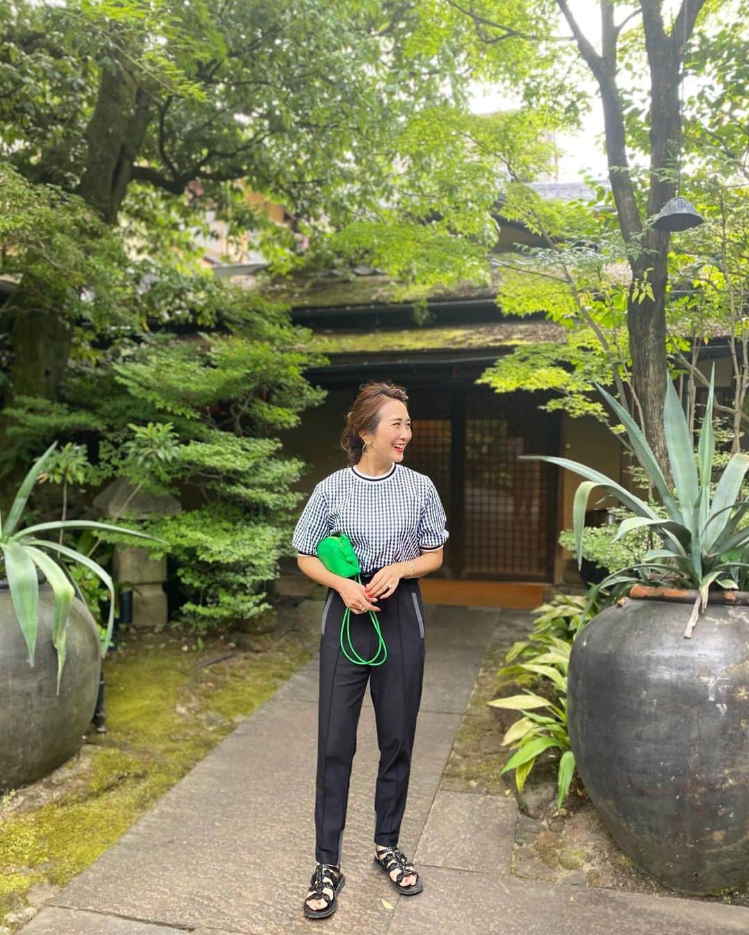 Mai Wakimizuのインスタグラム：「3日ぶりの京都♡京都には少なくとも月に一度は必ず来ていますが、来ても来ても追い付かないほど素敵なところばかり。グリーンを差し色にしたスタイリングが良い感じにマッチしてくれたこの場所もそのうちの一つ。夏のblack coordinateで♡ #wakkinstyle#ootd#coordinate#ママコーデ tops&pants:#linkable @linkable_official bag:#bottegaveneta  shoes:#prada #sodoh#thesodohhigashiyamakyoto#kyoto#京都」