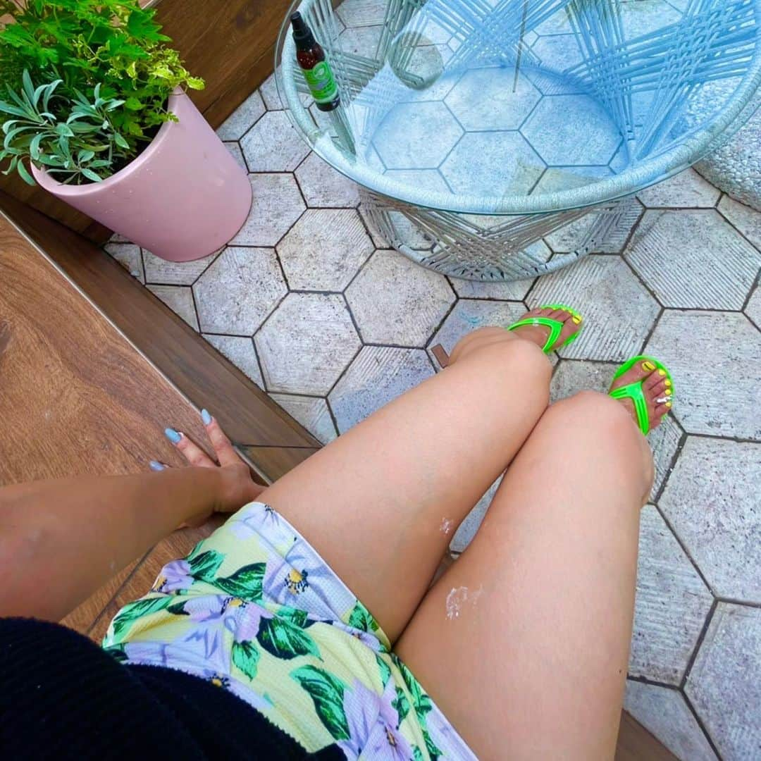 倖田來未さんのインスタグラム写真 - (倖田來未Instagram)「. DIYはじめました🌴 身体中に汚れ、、 暑すぎて薄着でやっちゃダメなやつ、、 暑いからこまめに水分を！ ⁡ #最近お気に入り #やかんの麦茶 #漆喰 #ヘイヌレール #壁塗り #diy #summer #おうち時間 #趣味 #kodakumi #倖田來未」7月28日 14時32分 - kodakumi_official