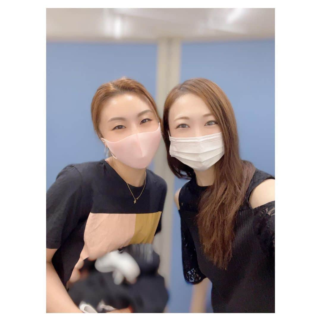 妃白ゆあさんのインスタグラム写真 - (妃白ゆあInstagram)「寺田先生のコンサートで、稽古場から本番まで、ずっと御織先生の助手としてついててくれた神ちゃん @ayuu_jin ✨ ⁡ 振付時は、本当に膨大な量（アンサンブルの抜けてる位置のカバーや、メインさんの位置等）を瞬時に覚えて、めちゃめちゃ助けて貰ってました🥺💓💓 ⁡ ⁡ 神ちゃんとは、数年前からダンススタジオで度々同じ先生を受講する事も多く、仲良くしていたのですが、一昨年は中国に振付師として1ヶ月も頑張って行っていて、「いってらっしゃい〜」なんて言っていたあゆうちゃん🥺✨まさかこうしてお仕事で、一緒出来るなんてとっても嬉しかったです😊✨☘️ ⁡ ⁡ こうして色んなご縁が巡っていって、ご一緒出来るっていうのは、とっても幸せ感じますね☺️✨ ⁡ ⁡ ⁡ #神亜優 ちゃん #妃白ゆあ #振付助手 #寺田瀧雄没後20年メモリアルコンサート ⁡」7月28日 9時50分 - yua_hishiro