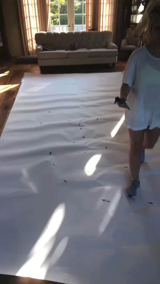 ブリトニー・スピアーズのインスタグラム：「at the moment and today I was feeling overwhelmed so I went to Michael’s and got white paper and paint 🎨 !!! I wanted to see color and this is me messing around !!! Ok so I’m not a professional painter 👩🏼‍🎨 but I certainly felt like I was !!! This is an expression of how I’m feeling at the moment … rebellious… colorful…bright…bold …spontaneous…magical…so obviously showing my true colors 😜🌈🤓 !!!! If you look closely you can see find a fish in there somewhere 😉 🐟😉 !!!」