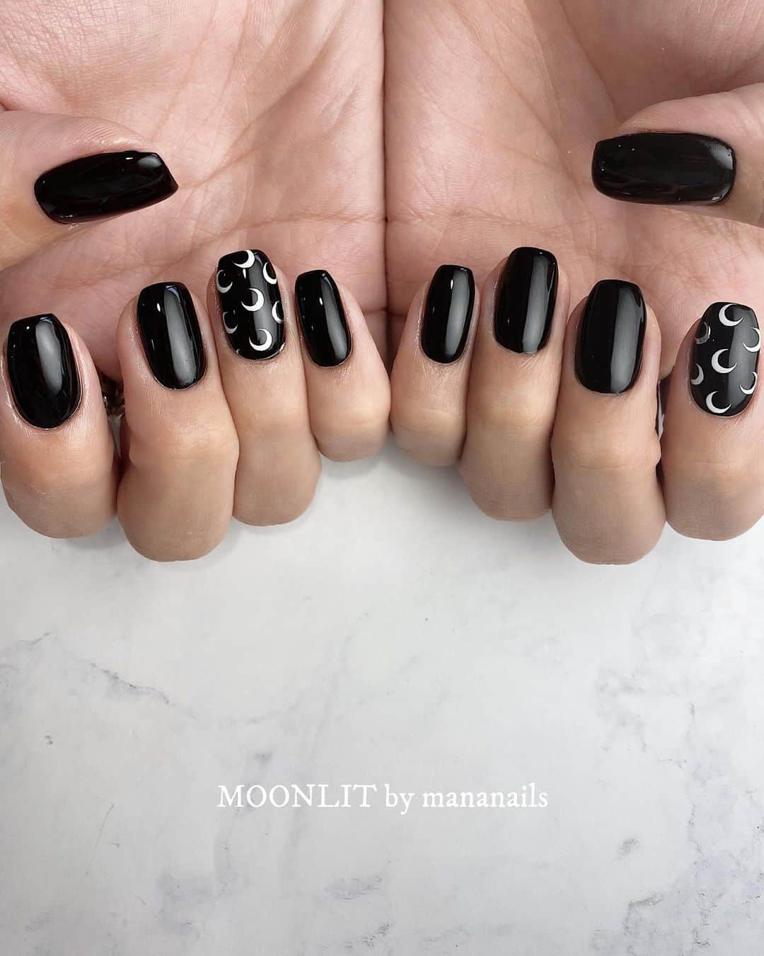 mananailsさんのインスタグラム写真 - (mananailsInstagram)「🖤🖤🌙🖤🖤 @kimgyutae_official design  BLACKワンカラーに☾デザイン ポイントに隠れシルバー☾もいます  ☾2 designs」7月28日 10時22分 - mananails