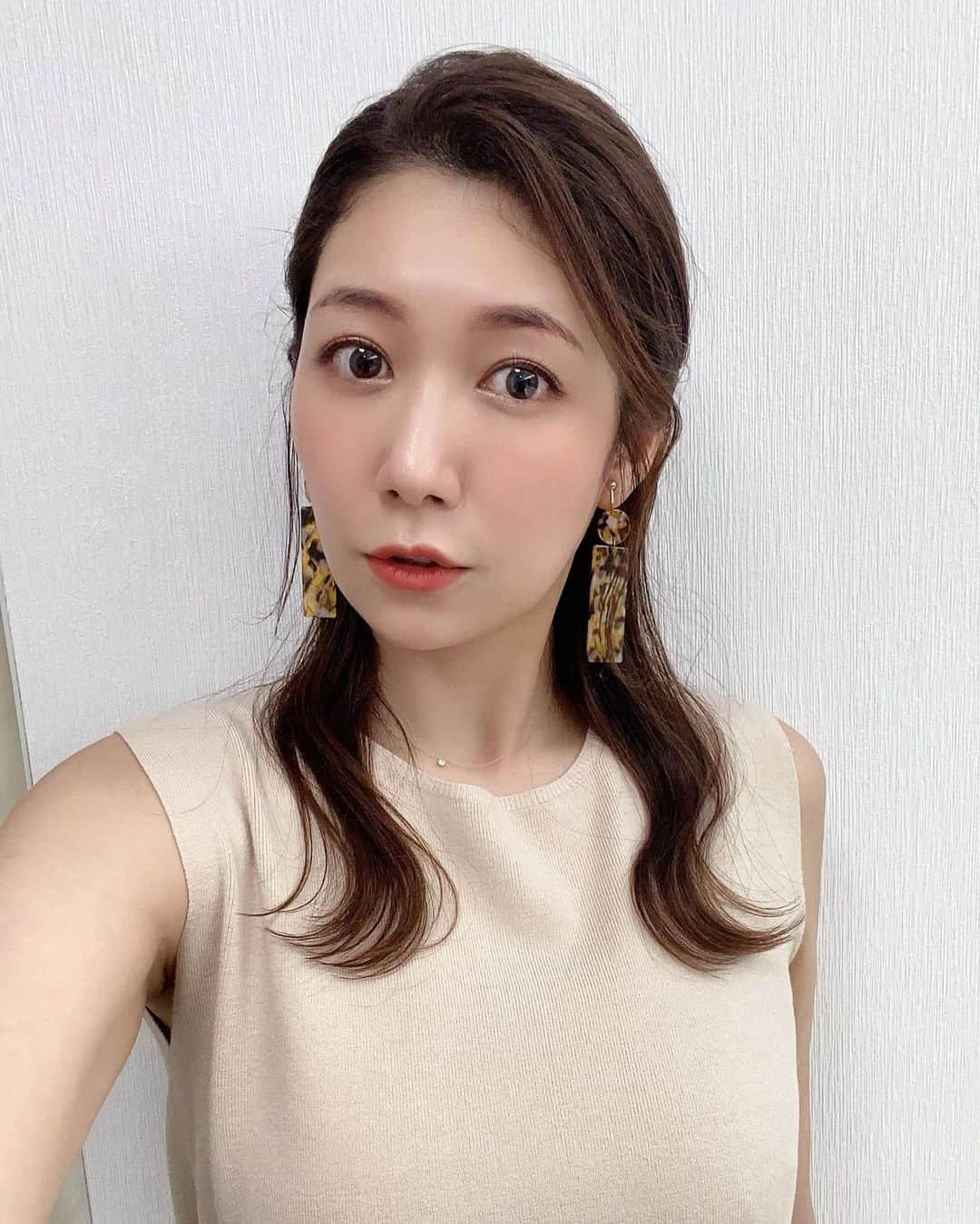 穂川果音さんのインスタグラム写真 - (穂川果音Instagram)「hair  style  ハーフアップだよ〜  話は変わって、昨日、ワクチン2回目の接種をしたんだけど、早速、副反応が出てます！ 接種後、15時間後に発熱し、今朝の体温は37.8℃。腕の痛さは1回目より強く出ています💦 皆さんの「2回目の接種の翌日は休みにした方がいいよー」というアドバイスに、とても納得をしています笑笑  　#ワクチン #副反応  ゆる巻き #ハーフアップ #hairstyle #hairarrange #イヤリング　#アベプラ　#ハーフアレンジ 　#ストレートヘア #earrings #nacklace #春コーデ 　#アベプラ　#ほかのん　#前髪アレンジ」7月28日 10時21分 - hokawakanonn