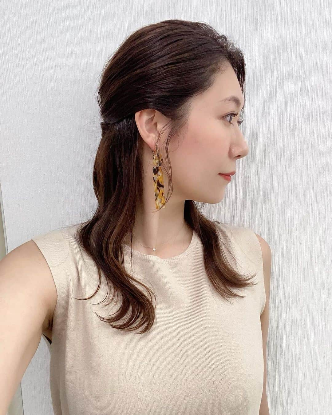 穂川果音さんのインスタグラム写真 - (穂川果音Instagram)「hair  style  ハーフアップだよ〜  話は変わって、昨日、ワクチン2回目の接種をしたんだけど、早速、副反応が出てます！ 接種後、15時間後に発熱し、今朝の体温は37.8℃。腕の痛さは1回目より強く出ています💦 皆さんの「2回目の接種の翌日は休みにした方がいいよー」というアドバイスに、とても納得をしています笑笑  　#ワクチン #副反応  ゆる巻き #ハーフアップ #hairstyle #hairarrange #イヤリング　#アベプラ　#ハーフアレンジ 　#ストレートヘア #earrings #nacklace #春コーデ 　#アベプラ　#ほかのん　#前髪アレンジ」7月28日 10時21分 - hokawakanonn