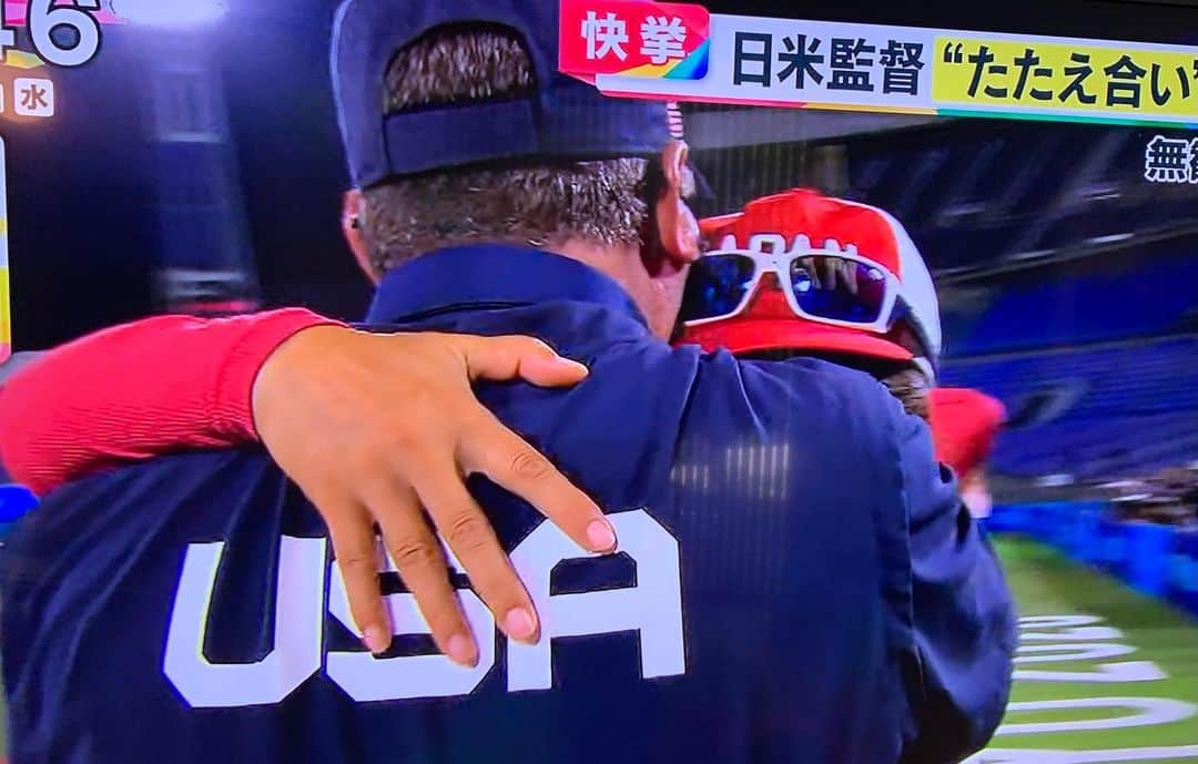 馬渕智子さんのインスタグラム写真 - (馬渕智子Instagram)「金メダル本当におめでとうございます😭素晴らしい試合でした！！！ テレビでのハイライト見るたびにグッとくる。  13年越しのオリンピックの舞台。 日本、アメリカ両チームとも決勝戦に相応しい素晴らしいプレーの連続でした！  決勝戦に限らず、予選から15名の選手一人一人がそれぞれの役割を果たし、大活躍でしたね。  そして… この15名の他にも、 13年間ソフトボールがオリンピック競技から外れていた間に、強い日本をずっと守り続けてくれた選手がたくさんいます。 そのことも忘れてはいけないなと感じました。  試合後の両監督のハグが、この13年間、この日を目標にライバル国として共に頑張ってきた同志の思いの表れだったと思います。両監督の采配、戦い、本当に痺れました。  また、周りで支えていたスタッフの方々も本当にお疲れ様でした！！ コロナ禍で色々な対応大変だったと思います。  あぁ、伝えたいこと伝えきれないけど、本当に良かった！！！！ 素晴らしい試合をありがとうございました🙇‍♀️！！  ダメだ、また泣きそう😭  #ソフトボール　#softball  #backsoftball #東京オリンピック」7月28日 10時29分 - mabusato25