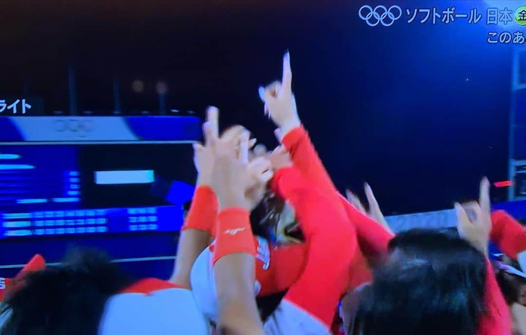 馬渕智子さんのインスタグラム写真 - (馬渕智子Instagram)「金メダル本当におめでとうございます😭素晴らしい試合でした！！！ テレビでのハイライト見るたびにグッとくる。  13年越しのオリンピックの舞台。 日本、アメリカ両チームとも決勝戦に相応しい素晴らしいプレーの連続でした！  決勝戦に限らず、予選から15名の選手一人一人がそれぞれの役割を果たし、大活躍でしたね。  そして… この15名の他にも、 13年間ソフトボールがオリンピック競技から外れていた間に、強い日本をずっと守り続けてくれた選手がたくさんいます。 そのことも忘れてはいけないなと感じました。  試合後の両監督のハグが、この13年間、この日を目標にライバル国として共に頑張ってきた同志の思いの表れだったと思います。両監督の采配、戦い、本当に痺れました。  また、周りで支えていたスタッフの方々も本当にお疲れ様でした！！ コロナ禍で色々な対応大変だったと思います。  あぁ、伝えたいこと伝えきれないけど、本当に良かった！！！！ 素晴らしい試合をありがとうございました🙇‍♀️！！  ダメだ、また泣きそう😭  #ソフトボール　#softball  #backsoftball #東京オリンピック」7月28日 10時29分 - mabusato25