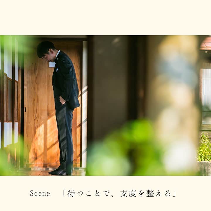 The KAMAKURA WEDDINGのインスタグラム：「Scene 「待つことで、支度を整える」 ・ 結婚式の日 タキシードに身を包み 最愛の花嫁を待つ ・ 女手ひとつで育てた彼女のお母さんから 「娘が大好きで何よりも大切だから くれぐれもよろしくね」 そう言われた日のことを思い出す。 ・ 待つことで、支度を整える。 支度とは、メイクやドレスを着るだけでなく 心の準備を整える時間でもあるかもしれない。  ----- produce by @thekamakurawedding ----- kimono：@authentique_kimono　＠authentique_weddingdress make：@makemariee flower：@hanahirowedding photo：@yokohama_laviephotography ----- 結婚式実例はHPから  https://kamakura-wedding.jp/report/ ----- #thekamakurawedding #テーマウェディング #ウェディングプロデュース」