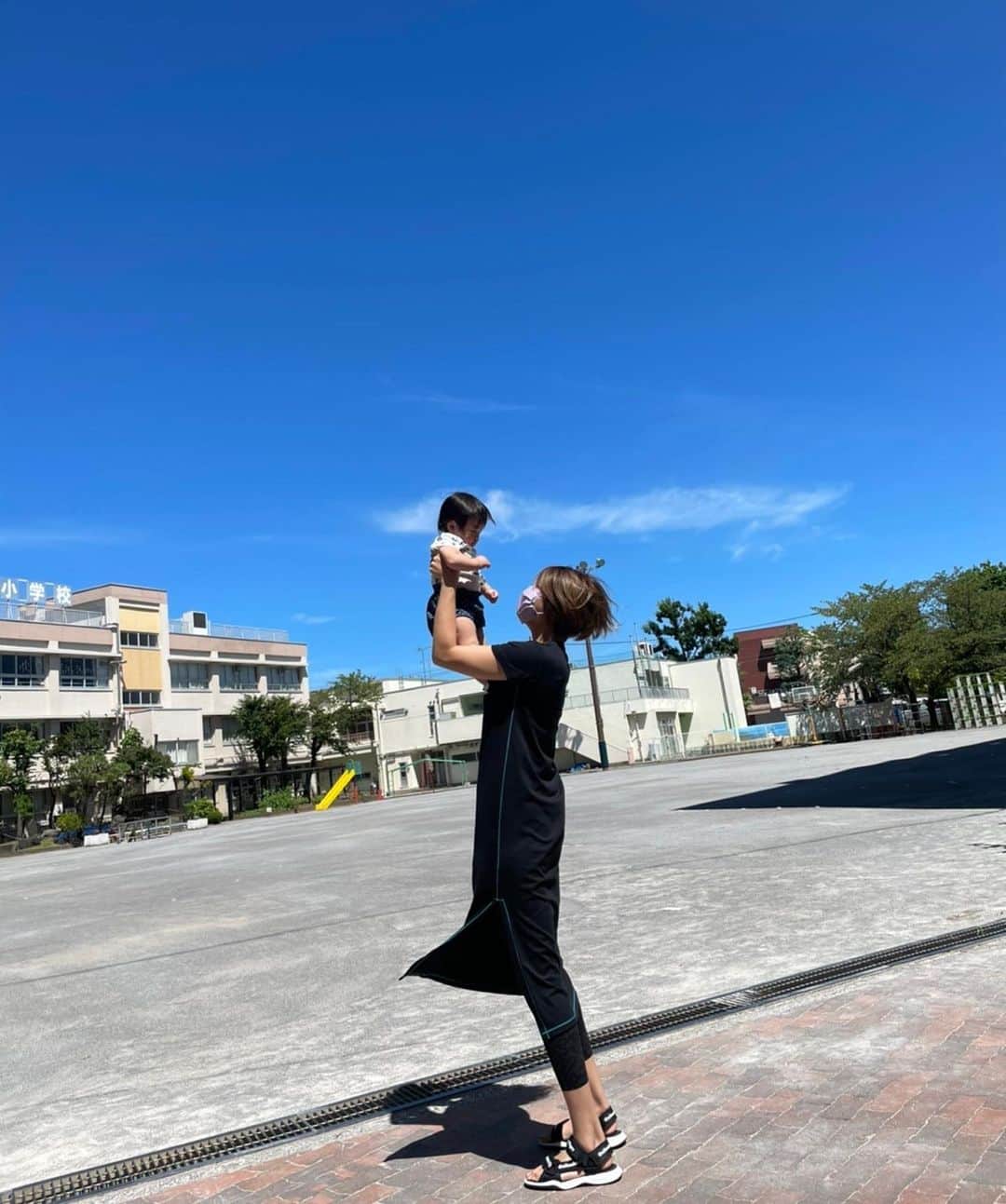 狩野舞子さんのインスタグラム写真 - (狩野舞子Instagram)「誕生日おめでとう〜👶🎂💕 これからも驚異のペースで大きくなるんだぞ❤️ いつでも抜かされる準備は出来てるからね☺️🙌笑 ・ これが本当の高い高い🗻 それにしても空が青い。どこまでも青い。 ・ #まゆ社長 #20210728 #初めての誕生日 #一歳 #平井の空を飛ぶ女 #平井から世界へ #2m50cmの視界を体験 #全然怖がらない #大物になるね」7月28日 11時11分 - kanochan715