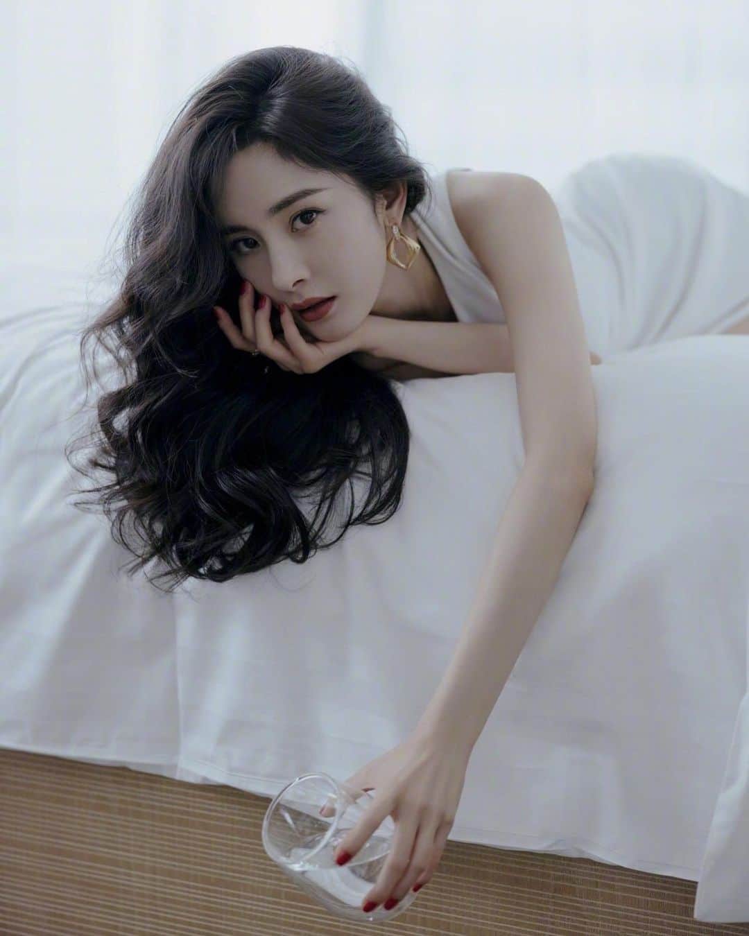 ヤン・ミー（Yang Mi）のインスタグラム：「超美 魔鬼身材大幂幂💗 #yangmi #mimi」