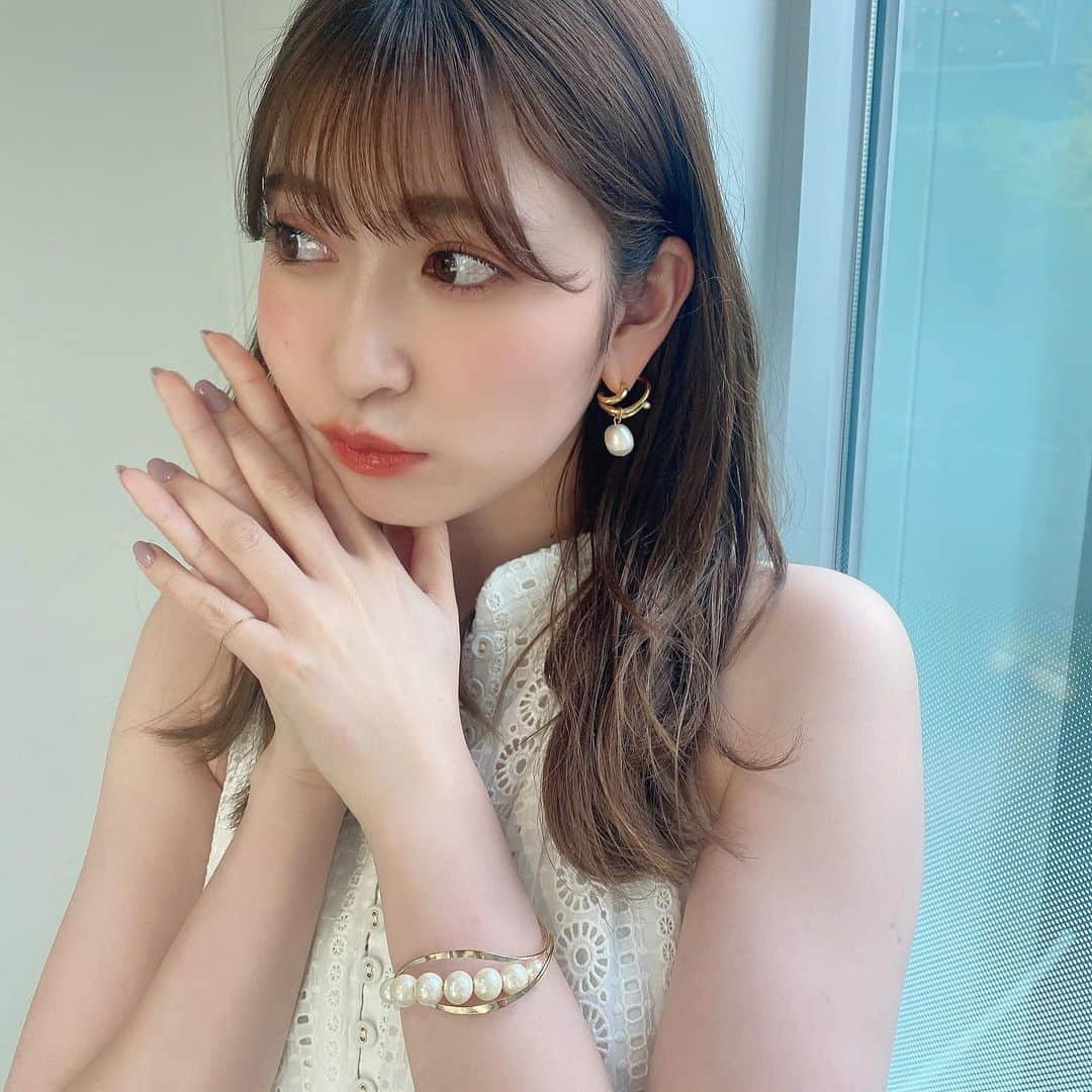 吉田朱里さんのインスタグラム写真 - (吉田朱里Instagram)「先週おばあちゃんのお家で おやつばっか食べてたら二の腕がムチムチしてきました😮‍💨笑 ゆる〜く食事制限しよっと。 . 昨日の #よんチャンTV は #herlipto のワンピースでした🤍🤍🤍 herlipto のお洋服細部まで こだわりが詰まってて生地も良くて大好き💕 着ると女の子レベルが上がる気がする💗💗」7月28日 12時11分 - _yoshida_akari