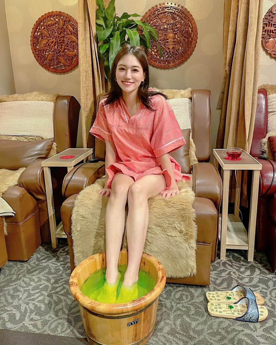 のインスタグラム：「こんにちは💗 . 大好きなマッサージ✨ 六本木にある知足常楽さんのPVのモデルをさせていただきました❣️ @chisokujoraku  . 撮影前からプライベートでも利用していたサロン✨ とにかくベテランスタッフさんしかいなくて、マッサージのレベルが高い❣️そして比較的リーズナブルなのが好きで夜中まで営業してるから仕事終わりでも通えるのが嬉しいんだよね❤️ . 足裏、アロマ、指圧マッサージをしてもらったんだけど本当に気持ちよくて❣️ペアでできたりもするので女子会やデートの後くるのもいいよね！ コロナ対策もしっかりされてて安心だったよ🙆‍♀️ （今回は撮影だったためマスクしてないです） . 定期的に通いたいそんなサロンです❣️ 午後も頑張っていきましょう〜💗 . #知足常楽 #マッサージ #足裏 #足裏マッサージ #アロママッサージ #オイルマッサージ #massage #aroma #aromatherapy #癒し #リラクゼーションサロン #リラクゼーション #relaxtime #relaxing #六本木 #六本木エステ #roppongi #美脚 #美脚トレーニング #むくみ解消 #むくみ #痩身 #痩身エステ #ボディケア #デート #女子会 #ホットペッパービューティー #hotpepperbeauty #脚痩せ #足痩せ」