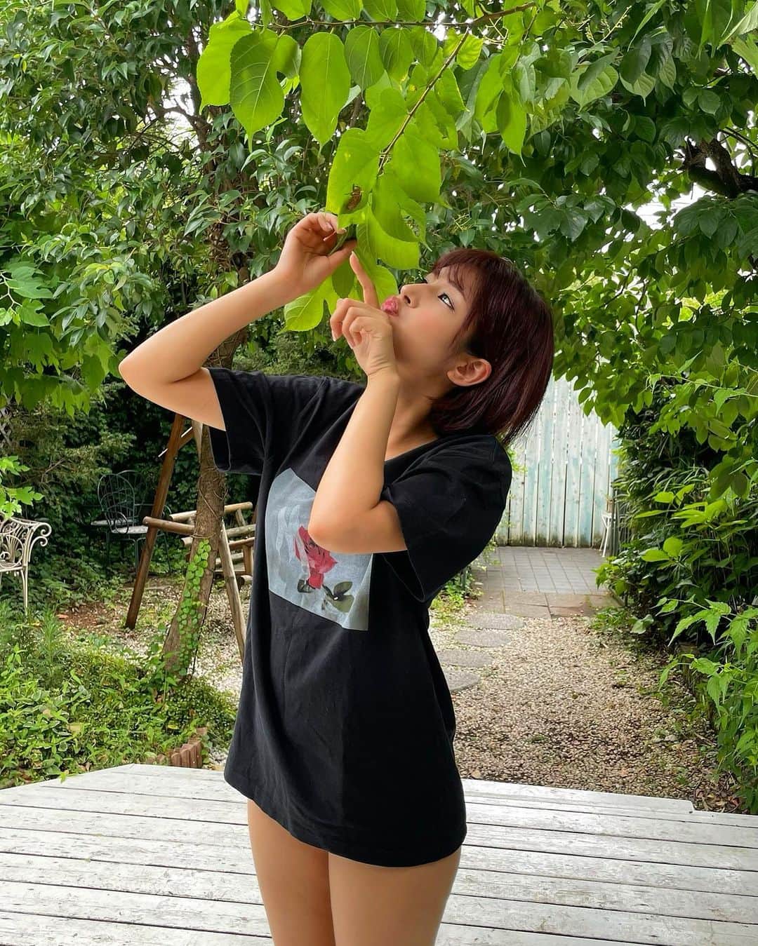 藤井マリーさんのインスタグラム写真 - (藤井マリーInstagram)「🌿  昨日はとある撮影でした〜！ セミの抜け殻を見つけてわくわく 完成までしばらくお待ちください♡  #撮影 #自然 #セミ #グラビア #横顔 #写真好きな人と繋がりたい  #カメラ好きな人と繋がりたい #一眼レフ   定期プロフィール🥀  #くびれ 55cm #おしり 1m #砂時計くびれ  #レースクイーン #グラビアアイドル #talent #mixgirl  #骨格ストレート #ボクシング女子 #トレーニング女子 元 #美容部員 #茶髪ショート #色黒ブルベ #ショートカット #instagood #instafashion #藤井マリー」7月28日 12時27分 - fujimary_6