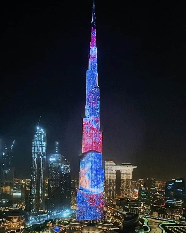 ayuのインスタグラム：「Beautiful Burj Khalifa lights🌃🌎💫 @addressdowntown  @burjkhalifa  ・ 毎日色んなデザインのライトが流れますが この地球と宇宙のライティングが大好き🌎 音楽は細かくライトに合うように小細工しました🎶🤩 是非最後まで観てください❤️✨ ・ #burjkhalifa#earth#universe#nightview#dubai#mydubai#dubailife#dubai🇦🇪#dubaiblogger#dubaiinstagram#uae#dxb#dxblife#luxuryhomes#addressdowntown#hotelroom#hotellife#hotellifestyle  #ブルジュハリファ#ドバイ#ドバイ生活#夜景#絶景#夜景撮影#ドバイ旅行#ドバイ観光 #観光スポット#海外旅行」