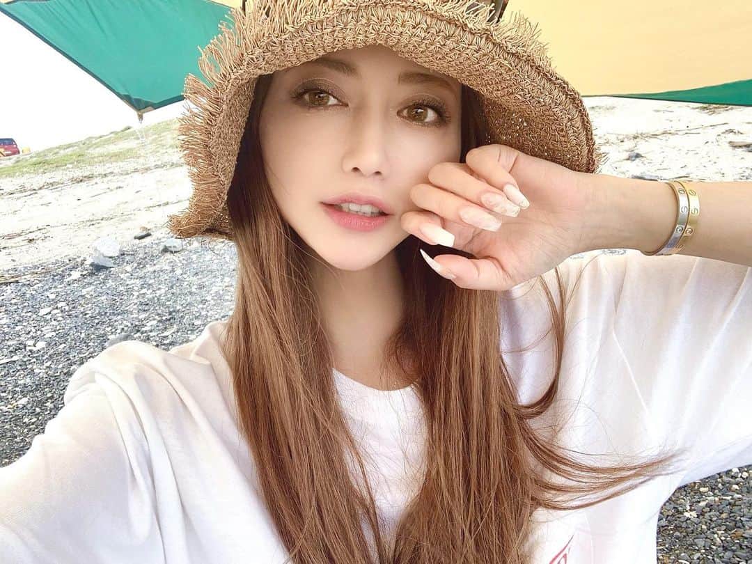 加賀美早紀のインスタグラム：「夏ってやっぱ楽しい🥰 海入らないけど 行くのは好き🏝✨ nailも夏っぽくクリアにしたよ てか早くから行ってたから もうねむみ💤  @ellenail_shibuya #nails #海 #好き #眠い」