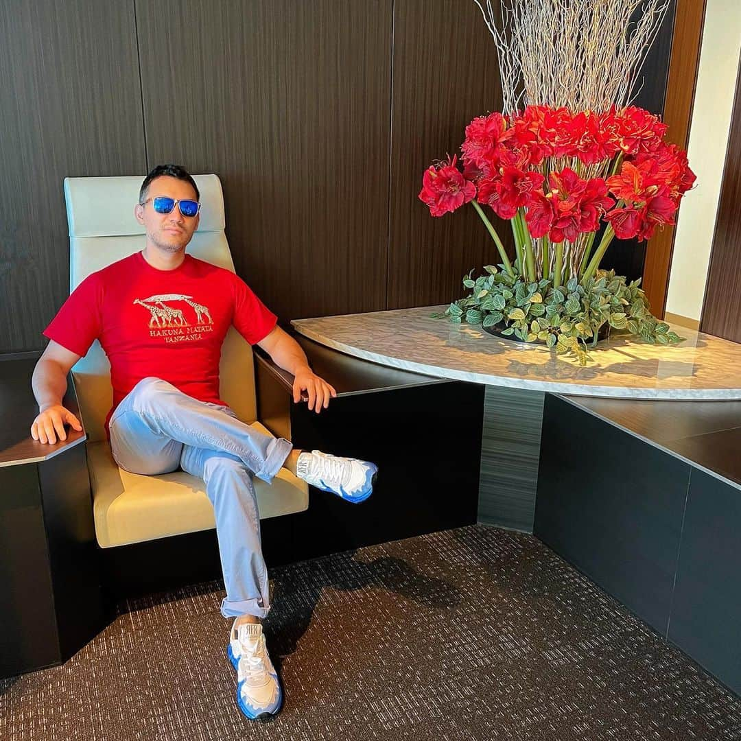 ベリッシモ・フランチェスコさんのインスタグラム写真 - (ベリッシモ・フランチェスコInstagram)「Much effort, much prosperity! Business time at ANA Suite Lounge!😂✈️お疲れ様でございます！ラウンジでミーティング中！笑👍Anche oggi si lavora duro!🤣 #ベリッシモ #料理研究家 #francescobellissimo #chef #tvchef #rfrfabianoricci #vip #luxury #luxurylifestyle #luxurylife #riccanza #entrepreneurlife #imprenditore #personaggiopubblico #tronista #イタリア人 #dapperman #sprezzatura #fashionblogger #fashionstyle #胸板　#空手家 #イタリアの種馬 #イタリア人シェフ #サングラス #hanedaairport #ラウンジ #lounge #芸能人 #外国人タレント」7月28日 22時26分 - bellissimoyoshi