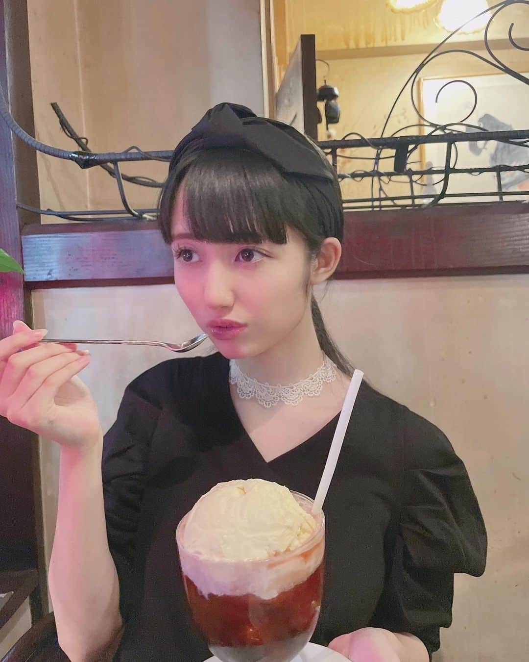 長尾しおりのインスタグラム：「クリームソーダ飲みましたので＾＾ ⁡ ゆかるんさんのブランド @jour.de.muguet のトップスです お袖かわいい…いつも有難うございます♥️ ⁡ #jourdemuguet #カフェ #カフェ巡り #ゆりあぺむぺる #クリームソーダ」