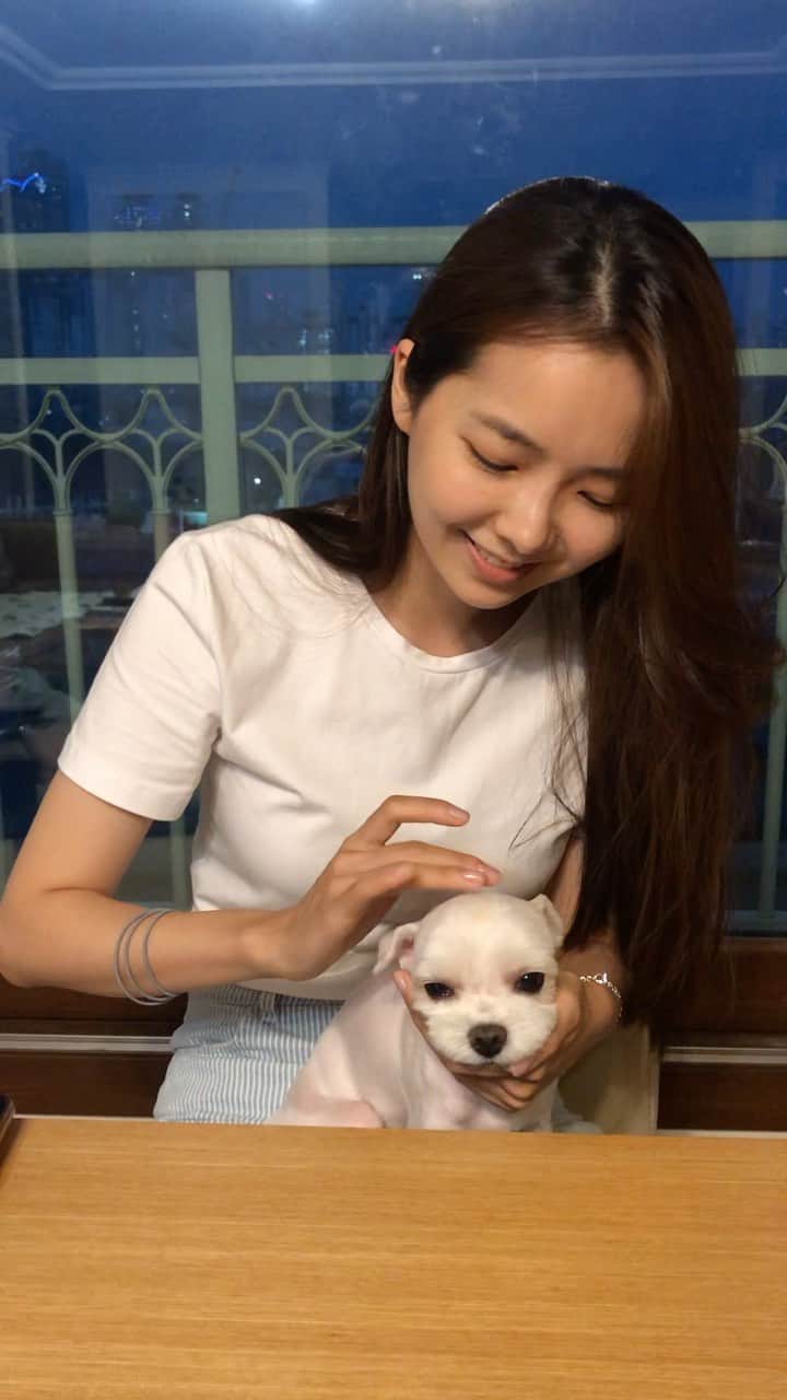 ヒョウン のインスタグラム：「귀여워.....❤️ 아니 어떻게 이러고 자냐 공돌아🐶」