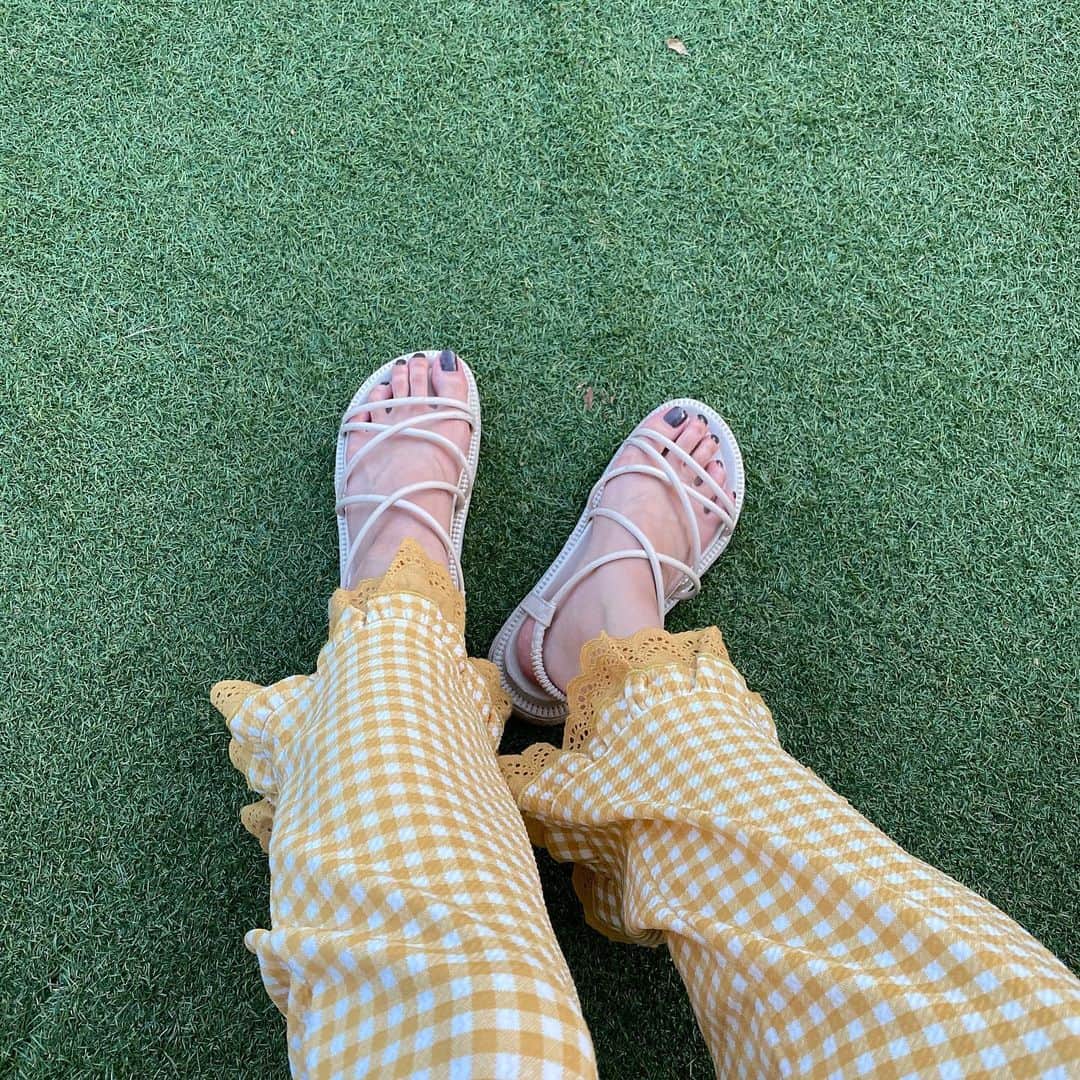 mimのインスタグラム：「夏はやっぱりサンダルっしょ🩴💛」