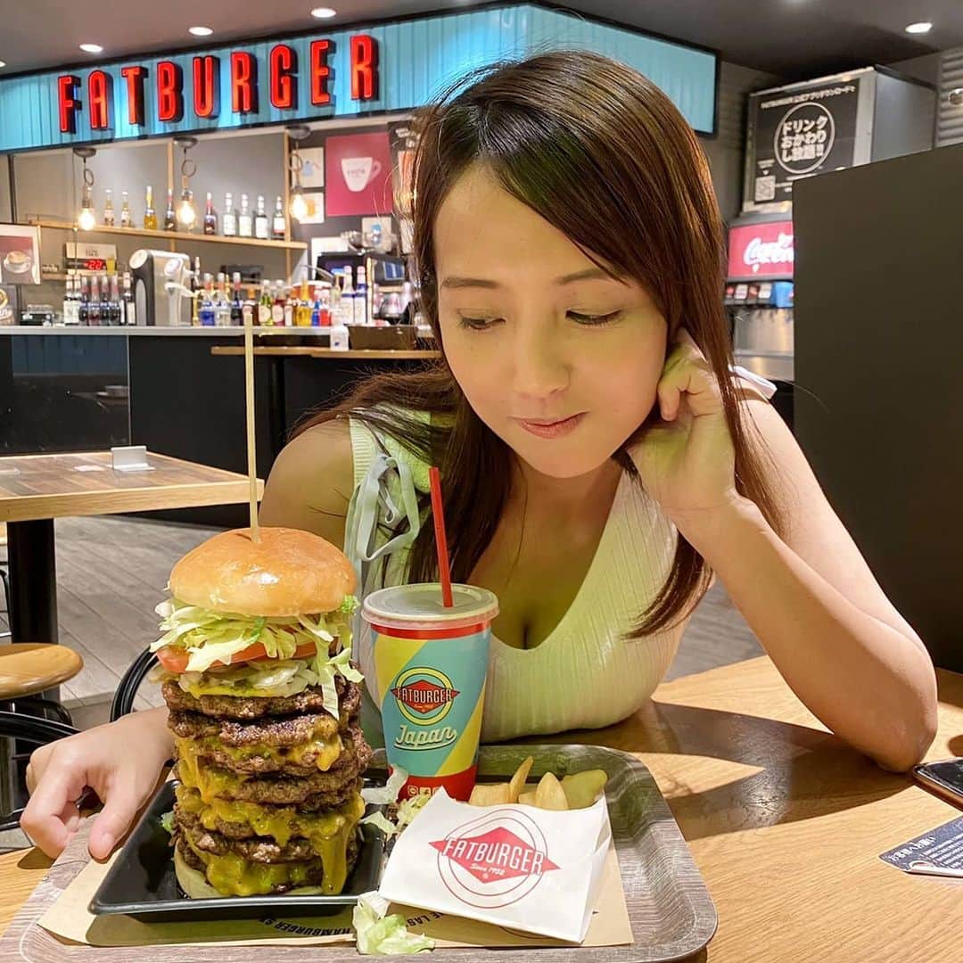 日里麻美のインスタグラム：「* 夏はお肉だよねっでも主張  * FATBURGER で10段バーガー🍔 肉々しい  明日はTIPSTARで丸々1日 競輪とオートレースの予想！ アプリダウンロードで無料で観れるよ！  * * *  ❇️#ミスFLASH2022 オーディション参加中！応援必要としてます！！❇️ 【販売中】 💠抑えきれない胸の鼓動　DVD & Blu-ray Amazonなどで購入できます 💠グラビア学園　グラビア動画&デジタル写真集　Amazon、DMMで購入できます  【TV、Web】 💠 打姫オバカミーコ　劇場公開決定  💠毎週木曜日YouTube　タイタン東スポ部更  💠さまぁ～ずチャンネル　『訳あり女』  💠YouTube　『ひさっちゃんねる』で検索 最新「ミスFLASH2022応援方法」  【イベント】 💠7/24　ミスFLASH2022セミファイナルスタート 💠7/29　TIPSTAR 💠8/1　　ミスFLASH2022オンライン撮影会　12:20~&13:20~  * * * * #乳圧女 #着衣巨乳 #着衣でも主張 #乳圧 #おっぱいの大きいお姉さんは好きですか #hisato」