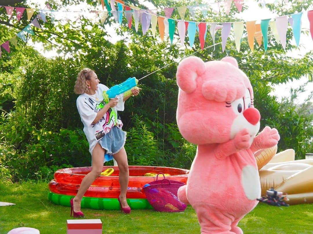 のインスタグラム：「. みんなで水鉄砲でもしたいくらい、 JAPANもオリンピックもあっついですね！！ 「We'll Be OK」のMVをフル尺で解禁してるので、 見て元気になってくださいっ！ ⁡ #倖田の夏 #倖田來未 #wellbeok」