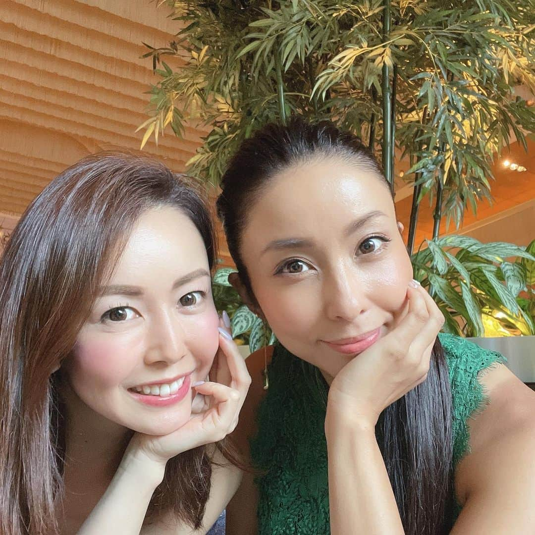 宮崎宣子さんのインスタグラム写真 - (宮崎宣子Instagram)「マイカさんとの時間が楽しい🤣 @maika1029   まさか、まさかで、こんなに御縁があるなんて💛  そして、何と言っても私が美人さんが目の前にいるだけで、テンション上がります🙌✨✨😆  男性の気持ち、分かるわ〜 楽しくて明るくて美人なんて @maika1029 さま 最強です🙌  #大人女子 #ゴルフ女子」7月28日 23時19分 - miyazaki_nobuko