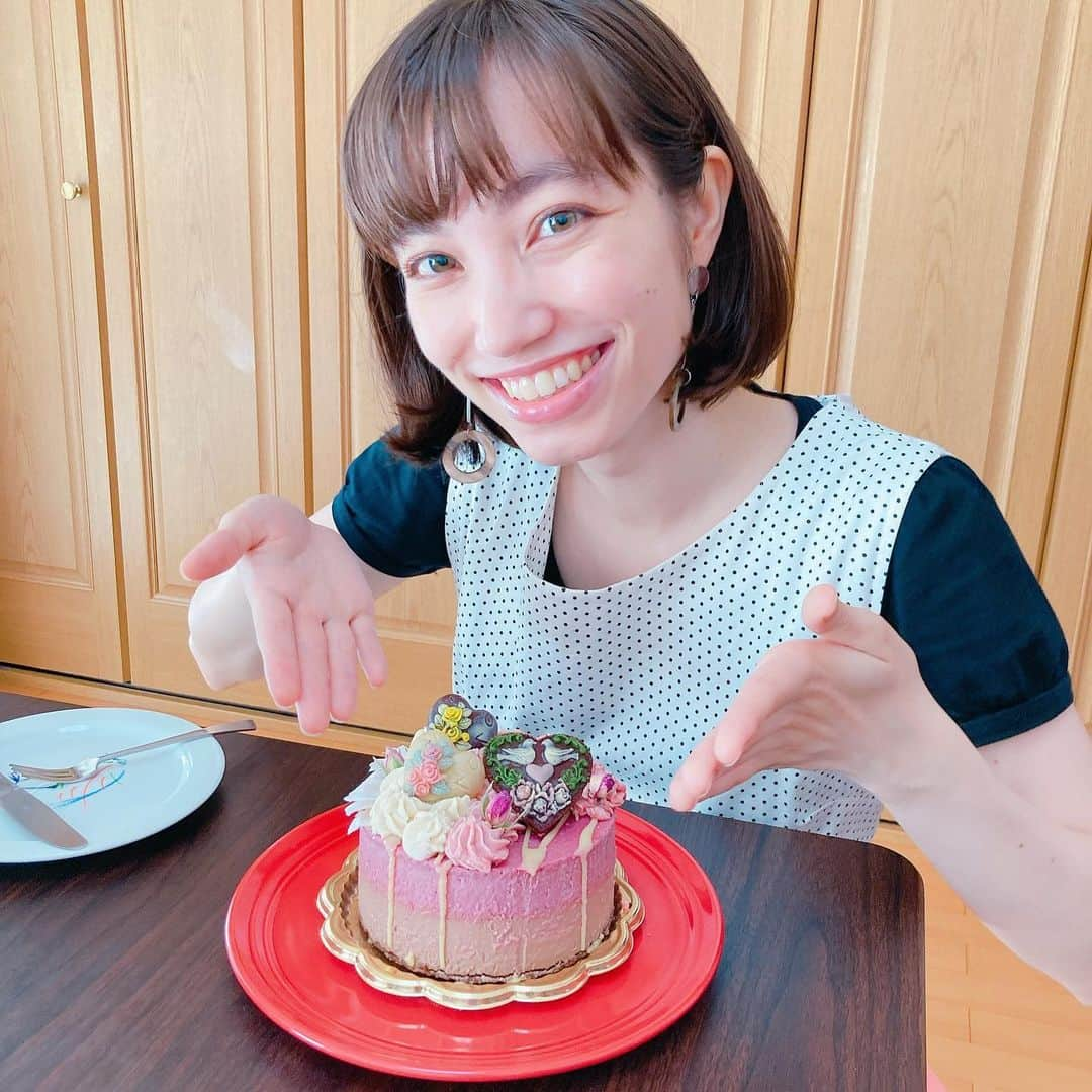 加藤ジーナさんのインスタグラム写真 - (加藤ジーナInstagram)「今年の誕生日ケーキは、 #ハレトケト さんのローケーキ🎂💕✨ ビーガン食を始めてから(ゆるビーガンだけどね)、 普通のケーキは食べられなくなったので久しぶりのケーキでした🌻💕 こちらはビーガン対応でしかも身体にも優しいオーガニック素材がたくさん使われてるから安心😊✨ そして何と言っても可愛すぎる😭💕 今まで食べたケーキで1番かわいいよ、、、 そしてなんと味も最高☺️☺️☺️ 動物性の生クリームが使われてないからもたれないし、カカオ本来の香りがしっかりして毎日食べたいお味🥺💕 オンラインでお取り寄せしたんだけど、いつか店舗にも行ってみたいなあ👶🏻💕遠い、、、😂 ケーキ食べてるの動画撮ったから久々にyoutubeにあげる予定です🙆‍♀️🌱そっちも見てね！(まだ編集してない) #ローケーキ #ローチョコレート #ヴィーガンケーキ #ヴィーガンスイーツ #ベジタリアン #オーガニック #ヘルシースイーツ #お取り寄せスイーツ #誕生日ケーキ #birthday #vegan」7月28日 14時37分 - katogina_718