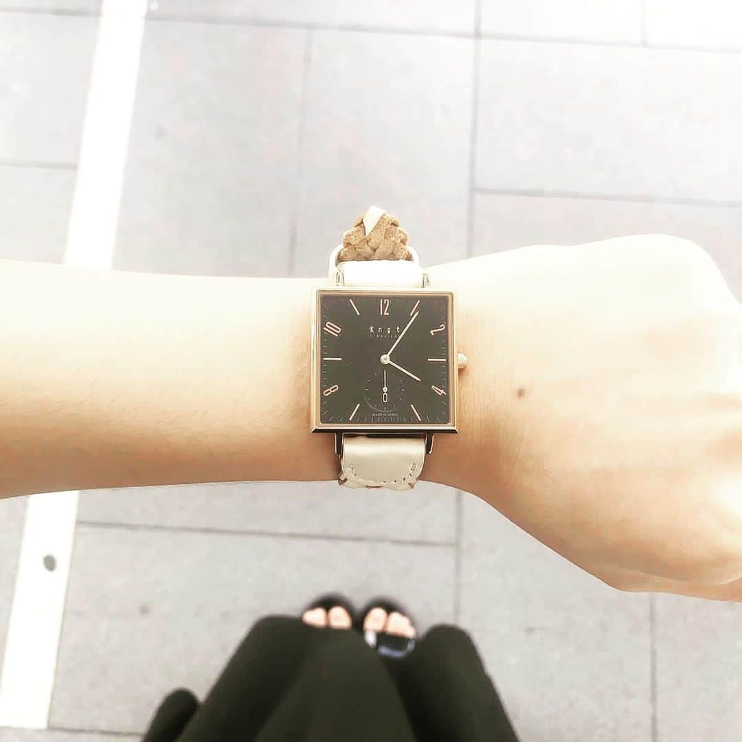 Maker's Watch Knot SGさんのインスタグラム写真 - (Maker's Watch Knot SGInstagram)「Chic square shaped and black corporate watch with white Tochigi leather strap.  #knotsg #makerswatchknot #japanesewatch #madeinjapan #ootdsg #watchrobe」7月28日 15時01分 - knot_singapore