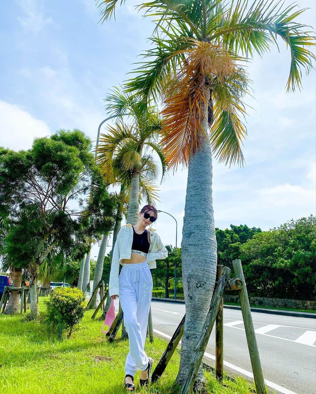 JUNKO（飯田順子）のインスタグラム：「空港✈️にひとまずついて 撮ってもらった🤳🏝 ・ 機内コーデはいつも楽ちん🦖🌴 ・ jacket▷ @chanelofficial  tops▷ @celine  pants▷ @numeroventuno  sandal▷ @miumiu  ・ ・ #タビジョ」