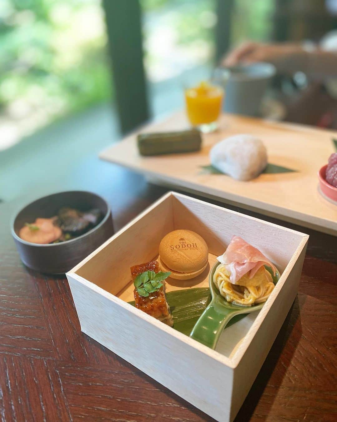 Mai Wakimizuさんのインスタグラム写真 - (Mai WakimizuInstagram)「久しぶりにヒットした、私好みでしかない和のafternoon tea。特に気に入ったのが桃大福にバターどら焼き(お持ち帰り分がsold outで本気で凹んだ)、みたらしおはぎにわらび餅(てことでほぼ全部。笑)。甘味だけではなく鰻寿司やお素麺、お漬物などのセイボリーも充実。それぞれの御菓子にあったドリンクも良いタイミングで提供してくれて、本当にどれもこれも全部好みだった♡3枚目の煎茶のスパークリングはウェルカムドリンクで、これ絶対頼んで欲しい。グリーンいっぱいのロケーションが癒しでしかないし、五感で楽しめる内容にテンション上がってしまい、全メニューの写真や動画撮りまくり＼(^o^)／8月末までの期間限定とのことで、それまでに絶対もう1度行きたいのだけどどなたかご一緒しませんか？ #wakkingourmet#御菓子艸堂のアフタヌーンティー #sodoh#thesodohhigashiyamakyoto#thesodoh#ソウドウ東山#kyoto#京都」7月28日 15時34分 - wakkin__m