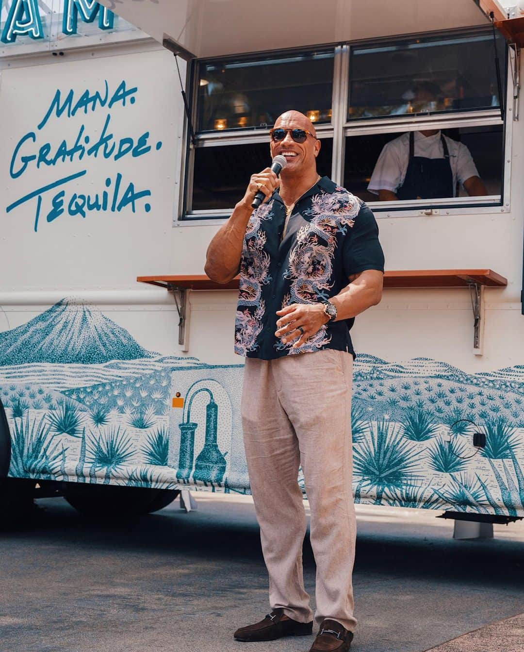 ドウェイン・ジョンソンさんのインスタグラム写真 - (ドウェイン・ジョンソンInstagram)「*scroll left ⬅️👈🏾 Blown away by the massive crowds our @Teremana Tequila Mobile aka #ManaMobile drew at Downtown Disney 🏰🎢 🥃🥃🔥🔥🔥🔥  We serve the most delicious and freshest tacos, my infamous French Toast aka #RockToast and of course, the best Teremana cocktails you’ve ever had.   Thank you to EVERYONE who came out with your own MANA and POSITIVE VIBES!!!  It’s been a long time so it was beautiful to see so many smiling, happy faces 😊👊🏾  Our Mana Mobile is rolling coast to coast and yes, just like this past weekend - if I personally show up and surprise YOU then you KNOW all the Teremana cocktails and food is gonna be FREEEEEEEE!!!   Love you guys and thanks for making our Mana Mobile a DELICIOUS MUST EXPERIENCE EVENT.   ~ dj  founder   #teremana  #tequilaofthepeople  #manamobile 🥃」7月28日 15時48分 - therock