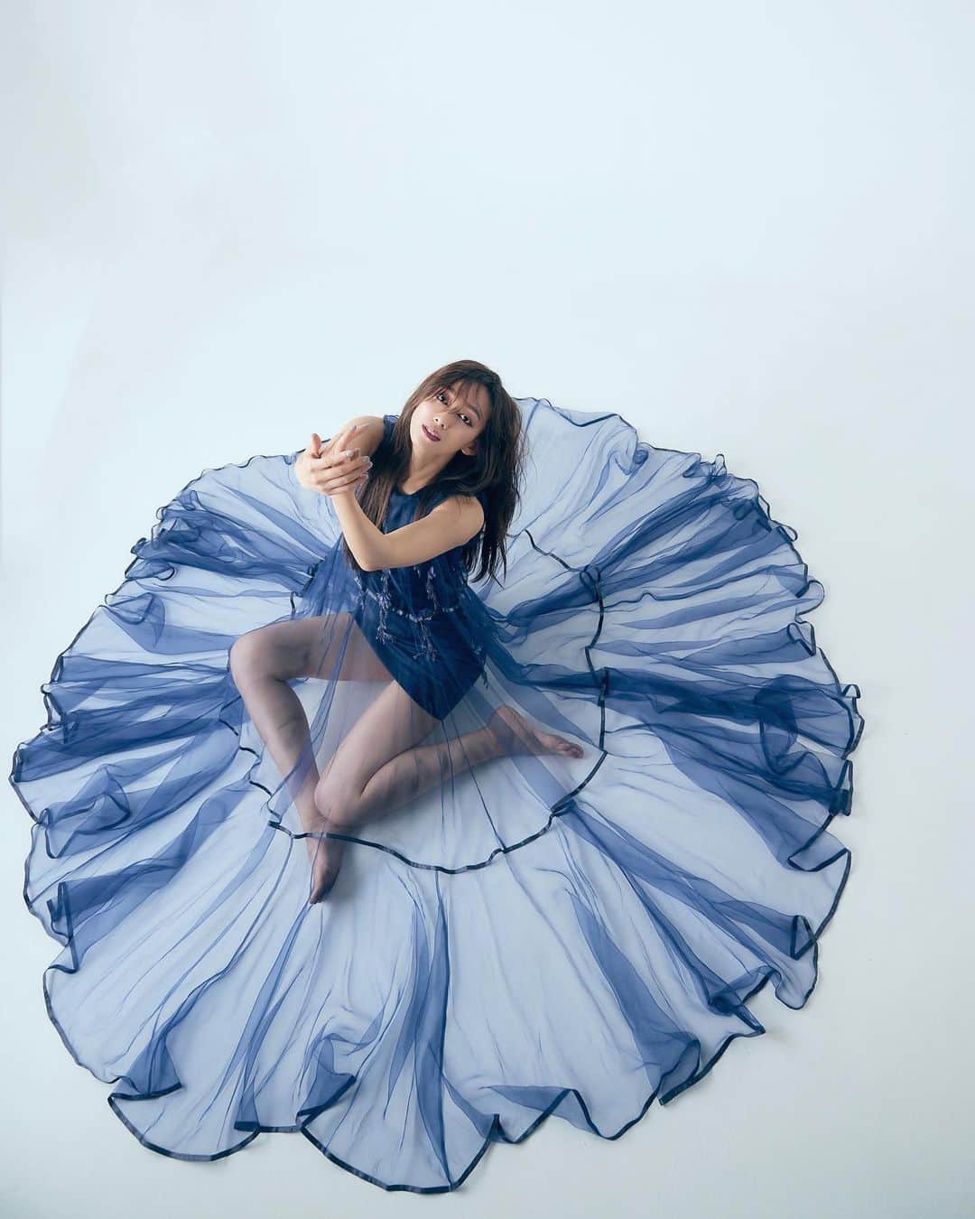 梨衣名さんのインスタグラム写真 - (梨衣名Instagram)「Flower fairy様 🧚‍♀️  美しいドレスを身に纏う悦び💙✨  📸 @noriko_inose  💄 @sorachichi  👗 @middla_official   #model #fashion #世界最軽量 #天女の羽衣 #asiangirl #asianactress」7月28日 16時38分 - leena3.1415926