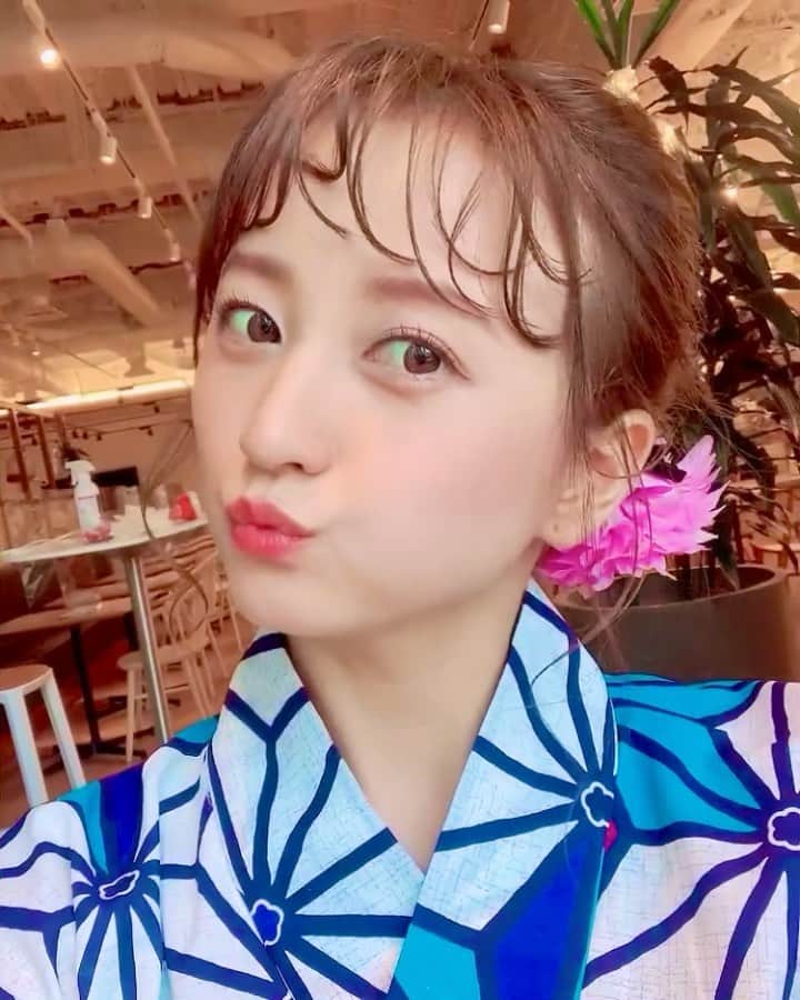 のインスタグラム：「⁡ 『AYAKA KOMATSU Birthday Event 2021 in Online』 ⁡ 第2部は浴衣を着ました👘✨ ⁡ この日のために 珍しくブルーを基調とした浴衣をチョイス💙 ⁡ どうですか☺️？ ⁡ ⁡ #小松彩夏 #AYAKAKOMATSU #誕生日 #バースデー #birthday #event #イベント #オンライン #バースデーイベント #ありがとう #感謝 #浴衣 #ヘアアレンジ #ヘアメイク #浴衣ヘア」