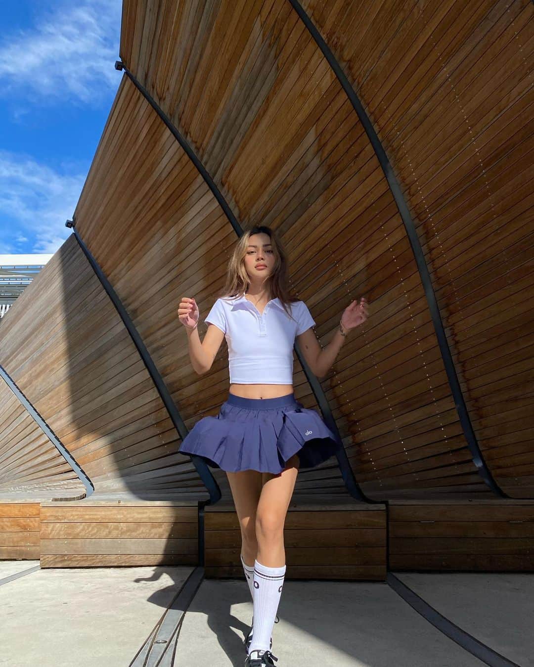 リリーマイマックのインスタグラム：「Skirts on a windy day 🙈 @alo」