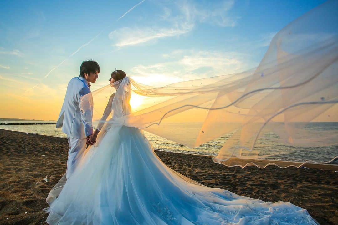 福井結婚式 福井結婚式場のインスタグラム：「.. . 海へロケーションフォト🏖 夏だからこそ晴れた海での前撮りは最高☺️！  📍波松海岸 県内屈指のフォトスポットです👏🏻  -------------------------------------------------------  . ララシャンスベルアミーでは 毎日ブライダルフェアをおこなっております❤︎ . 【Instagramスペシャル特典】 こちらのInstagramから直接ブライダルフェアのご予約をしてくださったカップル様限定で ①前撮りスナップ料金5万円 プレゼント🌟 ②スナップアルバム5万円分 プレゼント🎁 ③ブライダルフェアとの併用も可能です❤︎ . ご興味ある方は、直接こちらのアカウントまでDMをお願い致します🎈 . ------------------------------------------------------- . #wedding#ウェディング#結婚式#結婚式場#卒花嫁#卒花#プレ花嫁#プレ花#ララシャンス#ララシャンスベルアミー#ララ嫁#福井結婚式#福井#結婚式準備#ブーケ#ウェディングヘア#メインテーブル#テーブルコーディネート#ウェディングドレス#ウェディングレポ#入籍#プロポーズ#ウェディングフォト#全国のプレ花嫁さんと繋がりたい #ウェディング　演出#前撮り#ウエディングプランナー#カラードレス#花嫁」