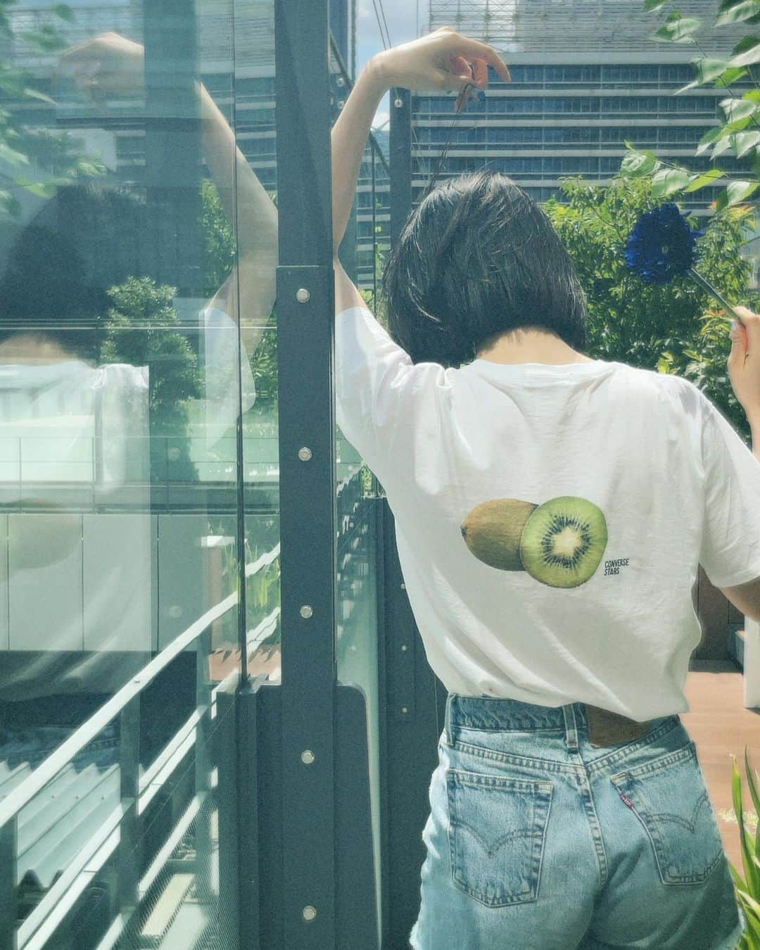 青野楓さんのインスタグラム写真 - (青野楓Instagram)「前回の投稿の場所は新宿でした👏 都会の中にある綺麗に手入れされた緑や花がある空間が美しかったです。  photo by @mrkmmi0813   #作品撮り#作撮り#nike#ブルーカエデ#フィルム#フィルムカメラ#ee35film#スニーカー#スニーカー女子」7月28日 17時54分 - kaede626