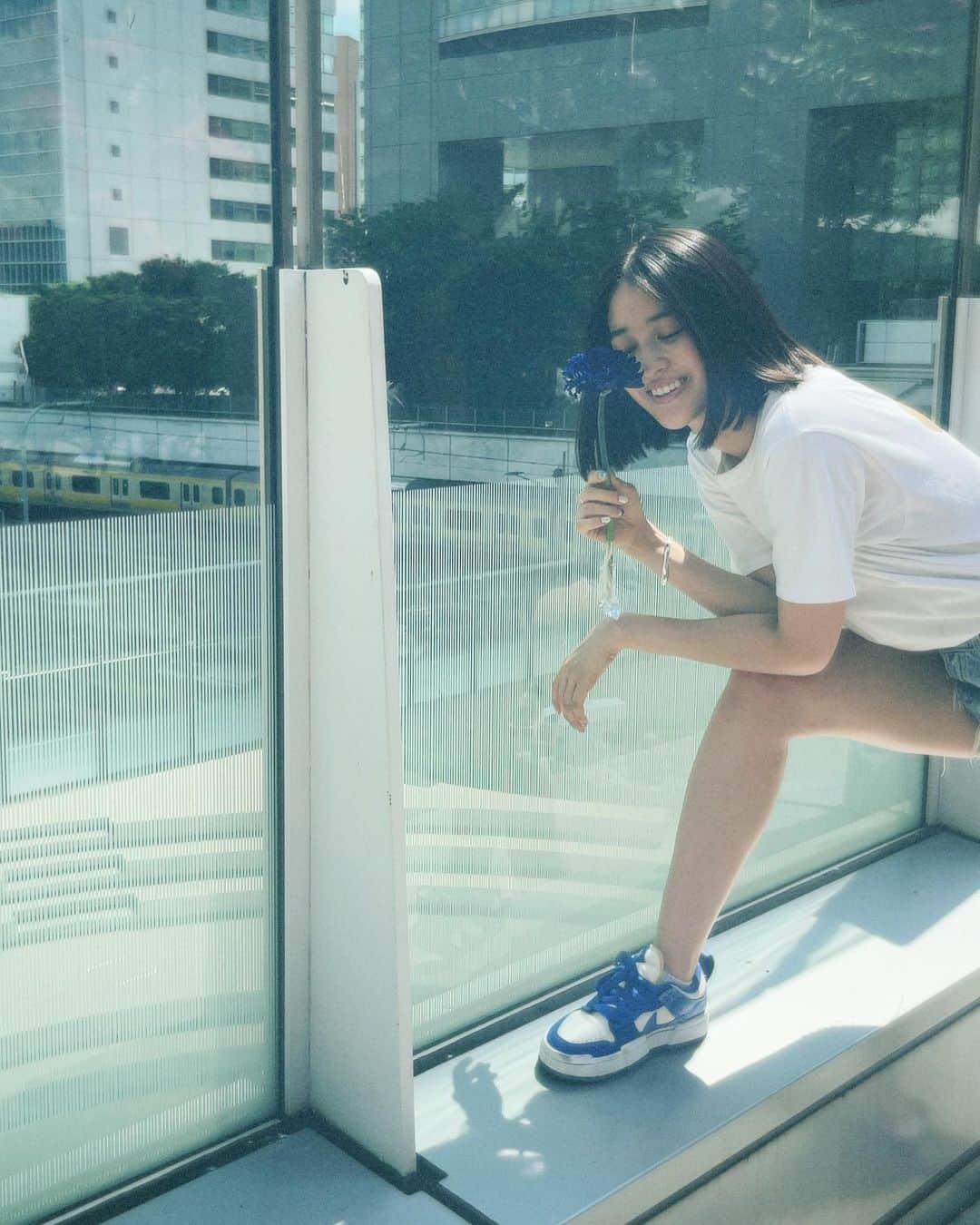 青野楓のインスタグラム：「前回の投稿の場所は新宿でした👏 都会の中にある綺麗に手入れされた緑や花がある空間が美しかったです。  photo by @mrkmmi0813   #作品撮り#作撮り#nike#ブルーカエデ#フィルム#フィルムカメラ#ee35film#スニーカー#スニーカー女子」