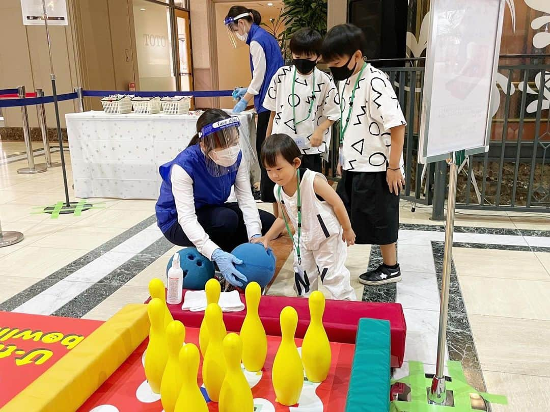 ᴋᴀɴᴀᴋöのインスタグラム：「⚽️🏓🎳 * 先日、HDC神戸のキッズイベントに 参加してきたよ🎵 * 普段は、住まいに関する相談やお買い物ができる場所だけど、いっぱい遊んだり、クイズラリーしたり…イベントも とっても 楽しんでました😻🌈✨ * 8/21(土)22(日)にも、家族で楽しめる『HDCキッズSDGS フェスタ』があるそうです❤️次回は ワークショップ🎵 * 館内は涼しいし🎐感染対策もしっかりされていました◎ * 参加も無料なので、夏休みのお出かけに、ぜひ遊びに行ってみてね🌈✨ * #HDC神戸#ハウジングデザインセンター神戸#PR」