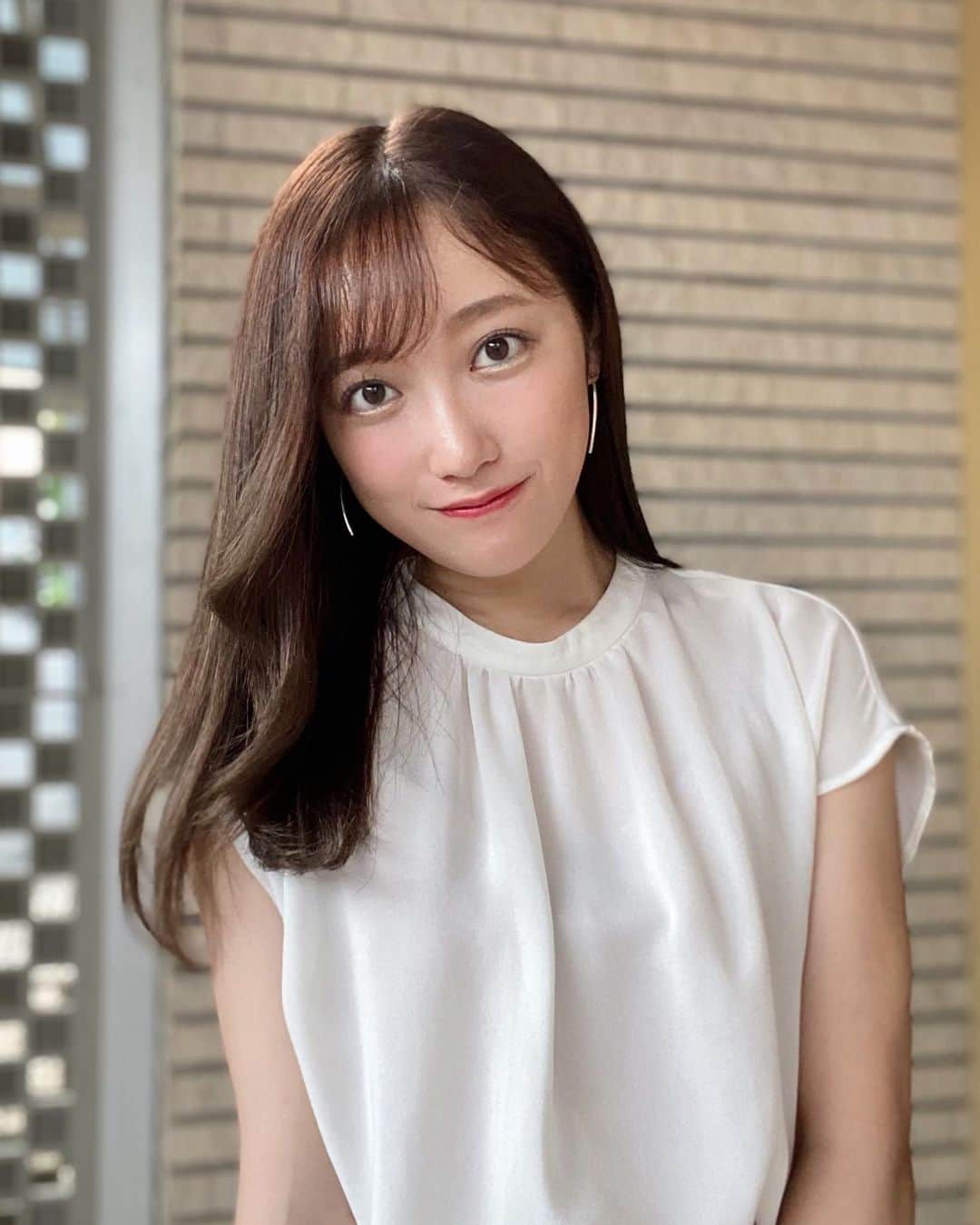 のインスタグラム：「秋山先生にカラーと髪質改善トリートメントしてもらったよ〜〜!!  髪もつるんつるんだしカラーも理想通りで嬉しい‪( •̥ ˍ •̥ )‬ カラーはベージュ系でおまかせ🤎  自分で適当に切った2way前髪もなおしてもらった〜(*´艸`)やっぱりプロが作る前髪は扱いやすさが違うね(´▽`) '` '` '`  #恵比寿美容院#髪質改善トリートメント#ヘアカラー#ヘアカラーベージュ#ヘアカラートレンド#ヘアカラートレンド2021#ベージュカラー#髪質改善トリートメント#髪質改善サロン#髪質改善専門店」