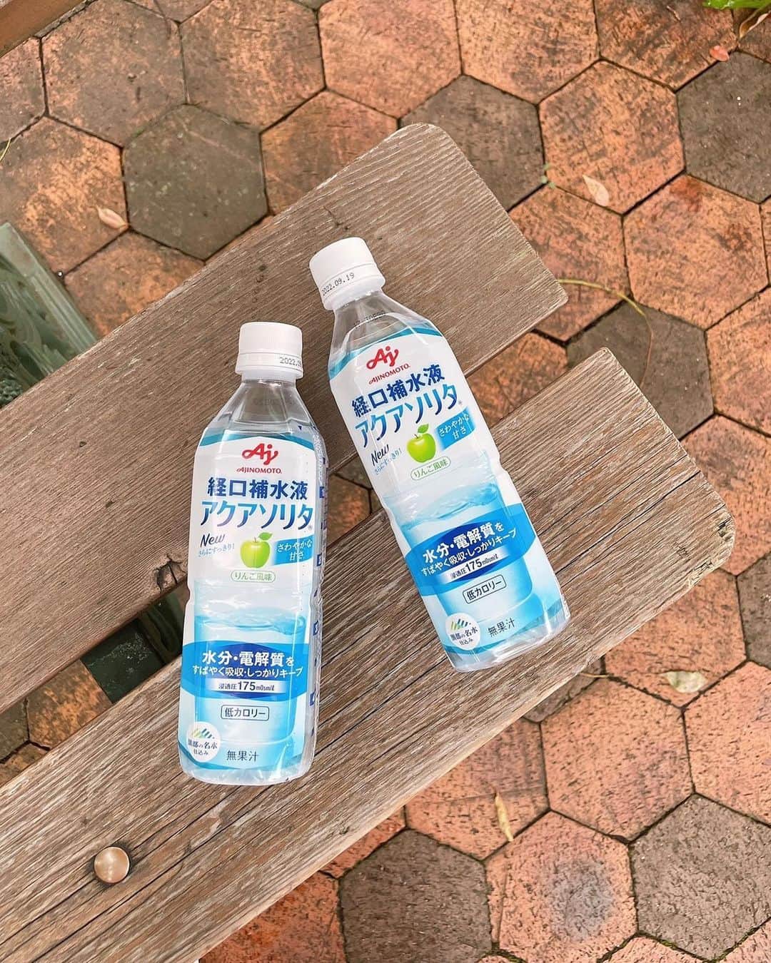 春名亜美さんのインスタグラム写真 - (春名亜美Instagram)「ついに夏本番になってきたー☀️☀️☀️  夏になると子供達に口酸っぱく言うのが「水分補給！」  子供達は想像以上に汗をかいてますよね 公園なんて一瞬で汗だく💦 だからこそ水分不足が心配。  なので、最近は水分補給にアクアソリタを家族で飲んでます。 "経口補水液" って飲みづらいイメージがあったけど、アクアソリタはりんご風味で子供達も大好きなんです🍎 だから、ゴクゴク飲んでくれてすごく助かる😊 今までなかなか経口補水液飲んでくれなくて困ってたけど、これなら大丈夫そうだ😊  最近では気に入りすぎて、お家の水分補給もアクアソリタをリクエストされます😁 ・ ・ ・ #アクアソリタ #経口補水液 #熱中症対策 #水分補給 #暑さ対策 #夏休み #sponsored_by_ajinomoto」7月28日 18時58分 - amiharunaami