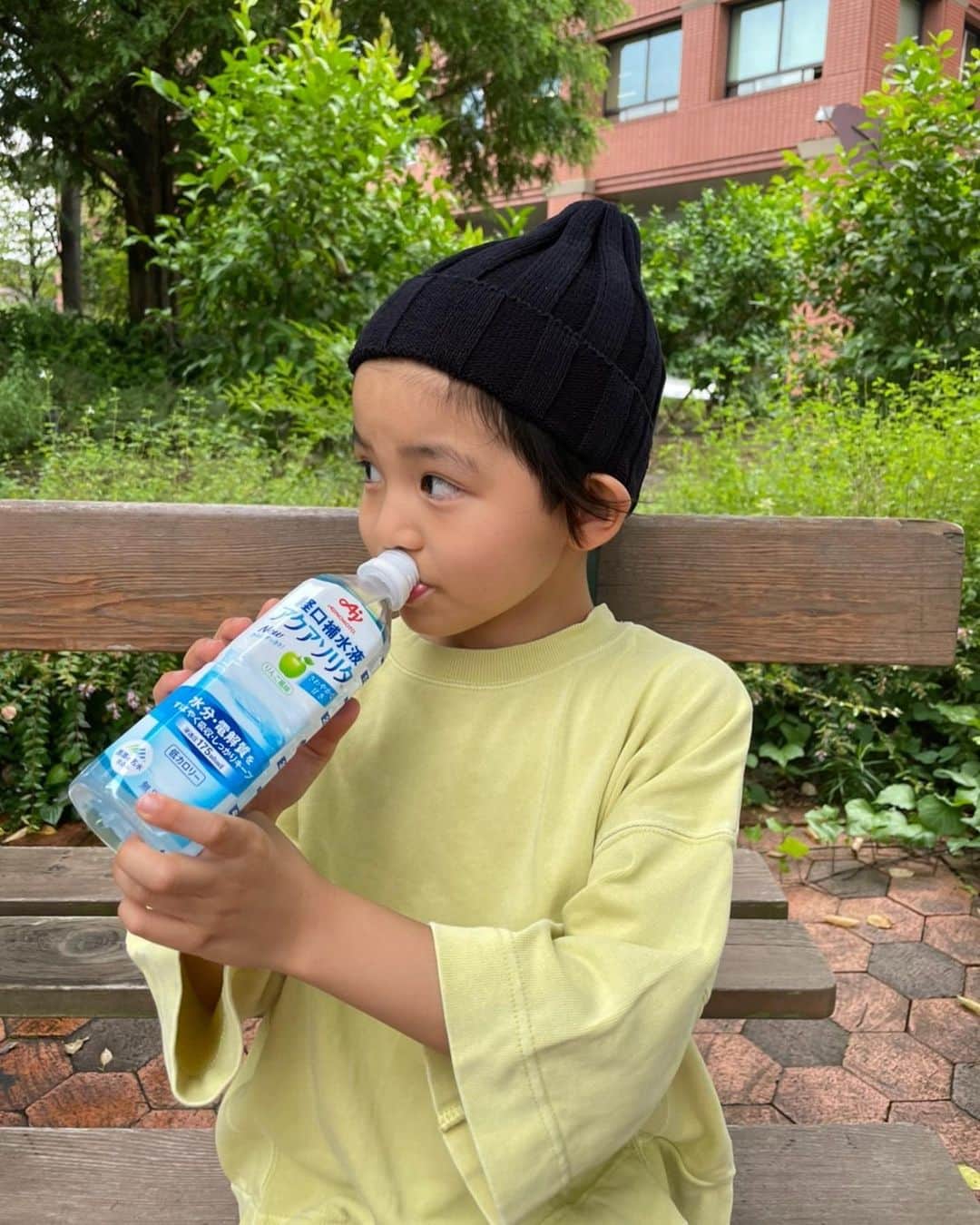 春名亜美さんのインスタグラム写真 - (春名亜美Instagram)「ついに夏本番になってきたー☀️☀️☀️  夏になると子供達に口酸っぱく言うのが「水分補給！」  子供達は想像以上に汗をかいてますよね 公園なんて一瞬で汗だく💦 だからこそ水分不足が心配。  なので、最近は水分補給にアクアソリタを家族で飲んでます。 "経口補水液" って飲みづらいイメージがあったけど、アクアソリタはりんご風味で子供達も大好きなんです🍎 だから、ゴクゴク飲んでくれてすごく助かる😊 今までなかなか経口補水液飲んでくれなくて困ってたけど、これなら大丈夫そうだ😊  最近では気に入りすぎて、お家の水分補給もアクアソリタをリクエストされます😁 ・ ・ ・ #アクアソリタ #経口補水液 #熱中症対策 #水分補給 #暑さ対策 #夏休み #sponsored_by_ajinomoto」7月28日 18時58分 - amiharunaami