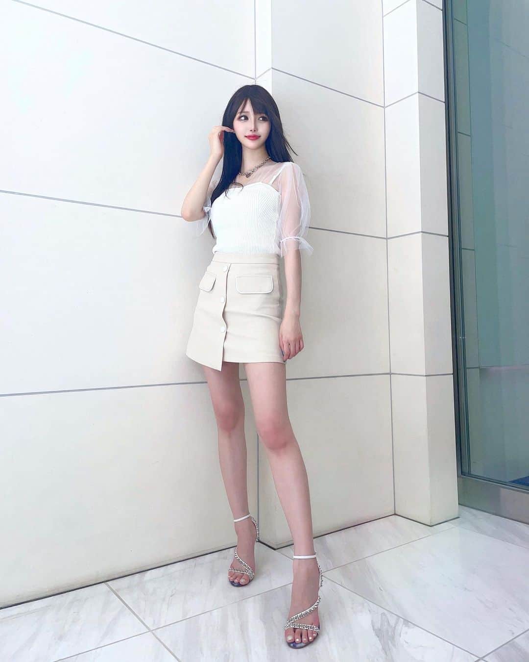 のインスタグラム：「今日めっちゃ暑かったね😂♥️  おNewサンダル👡で足死亡（笑）  tops @sucredouceur_official  shoes @louboutinworld   #コーデ#白コーデ#Whitecode#チュールトップス#ルブタン#louboutinshoes #美脚#164cm #164cmコーデ」